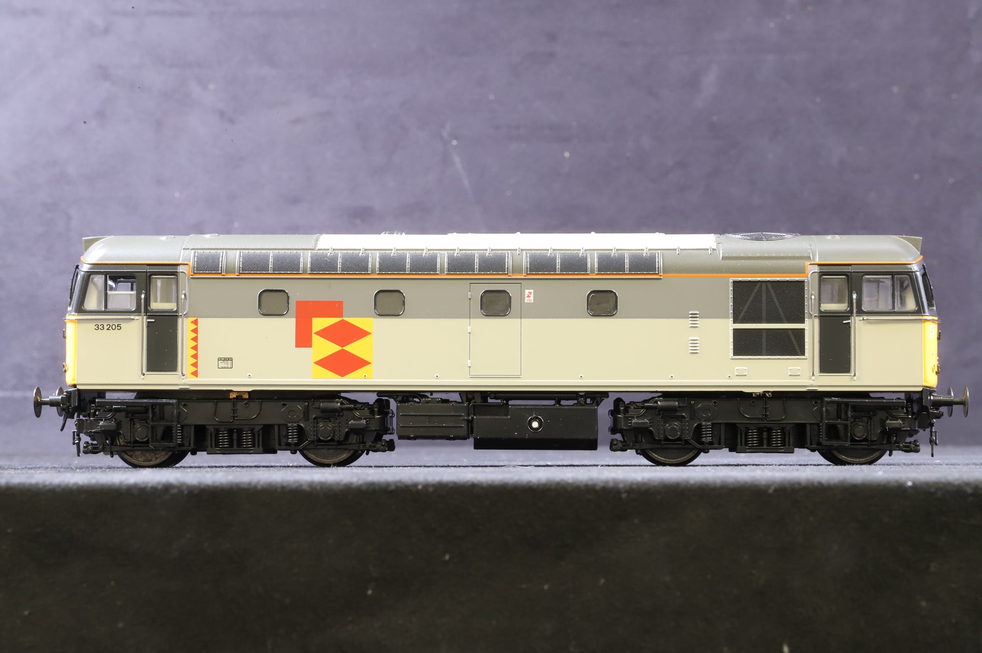 Heljan OO 3321 Class 33/2 '33205' 'Railfreight Distribution