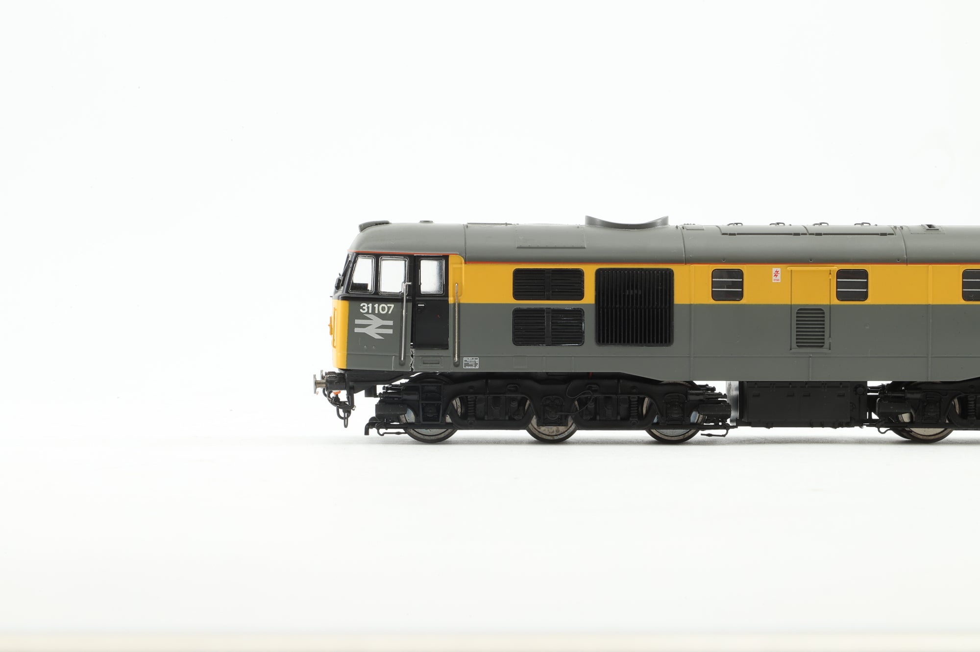 WORKSHOP Hornby OO R2421 Class 31 31110 in BR Engineers 'Dutch' Livery