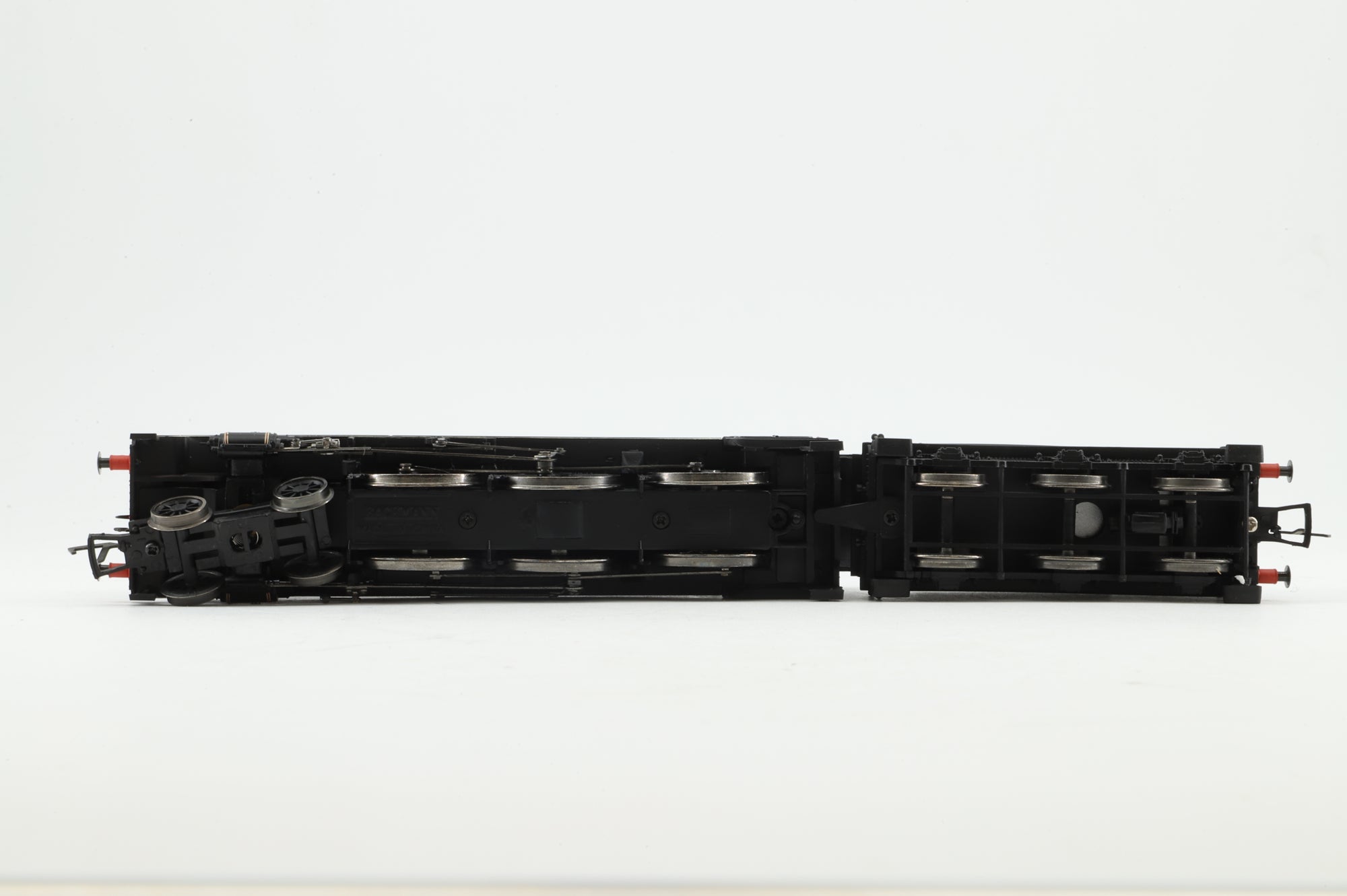 Bachmann OO 31-159 Jubilee Class 5711 'Courageous' in Lined LMS Black