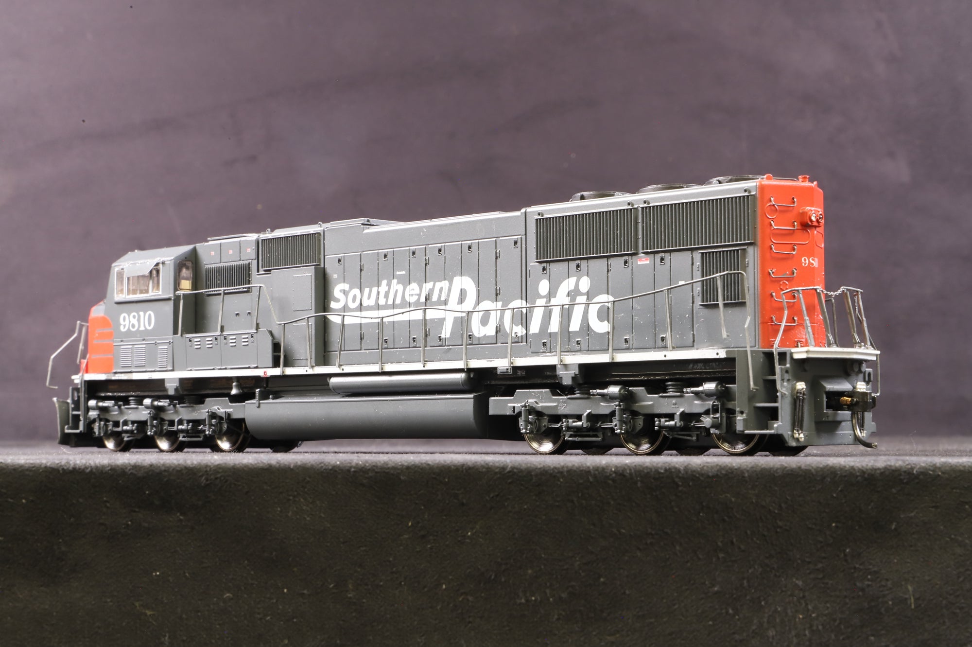 Genesis HO G6126 SD70M No.9810 in Southern Pacific Livery