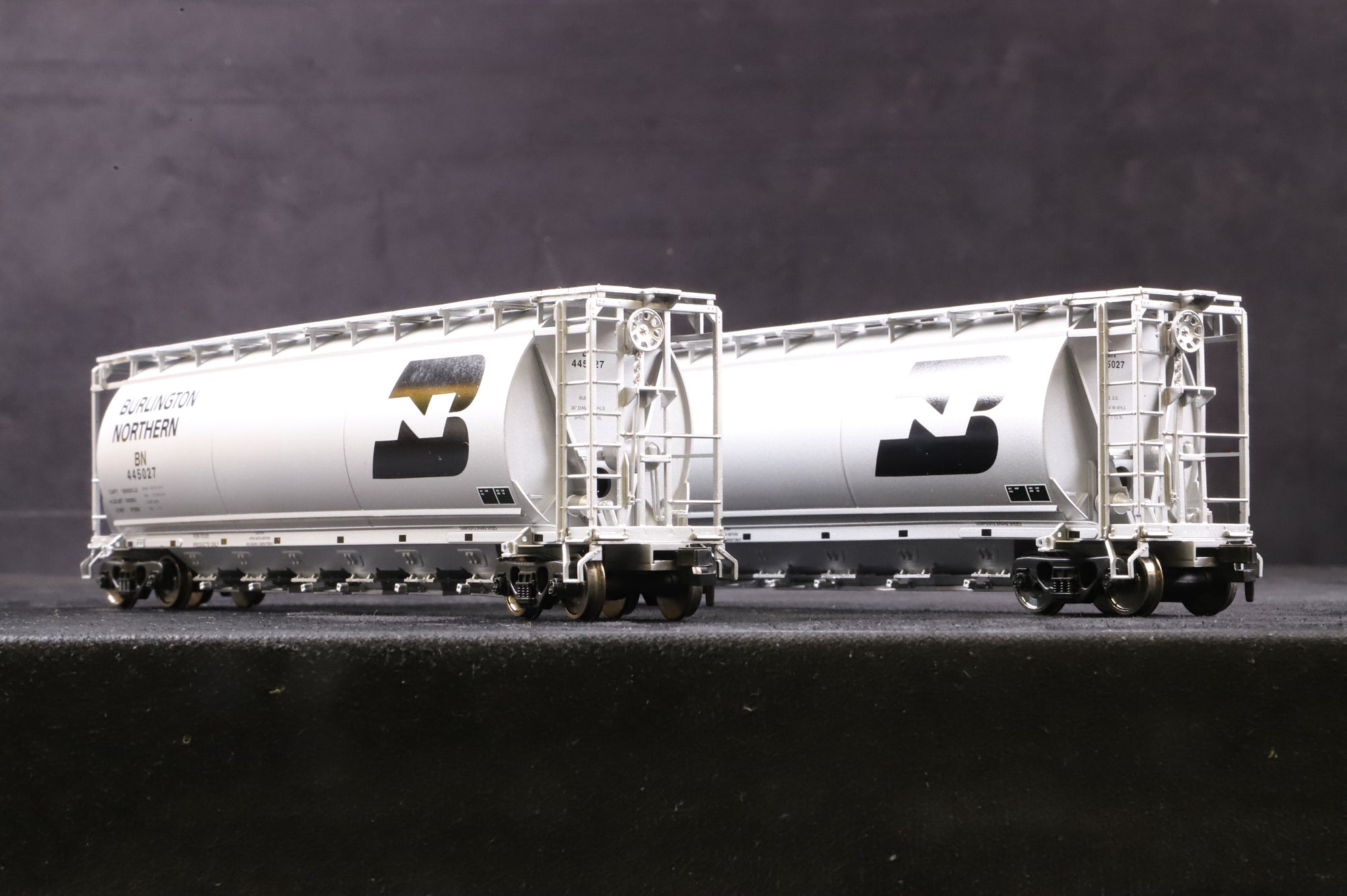 Atlas HO #1951-4/5 Pair of ACF 6 Bay Cylindrical BN Hoppers #445027/32