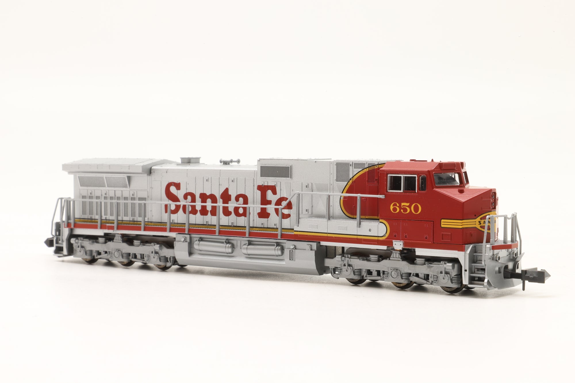 Kato N 176-3502 C44-9W 650 in SF Silver/Red