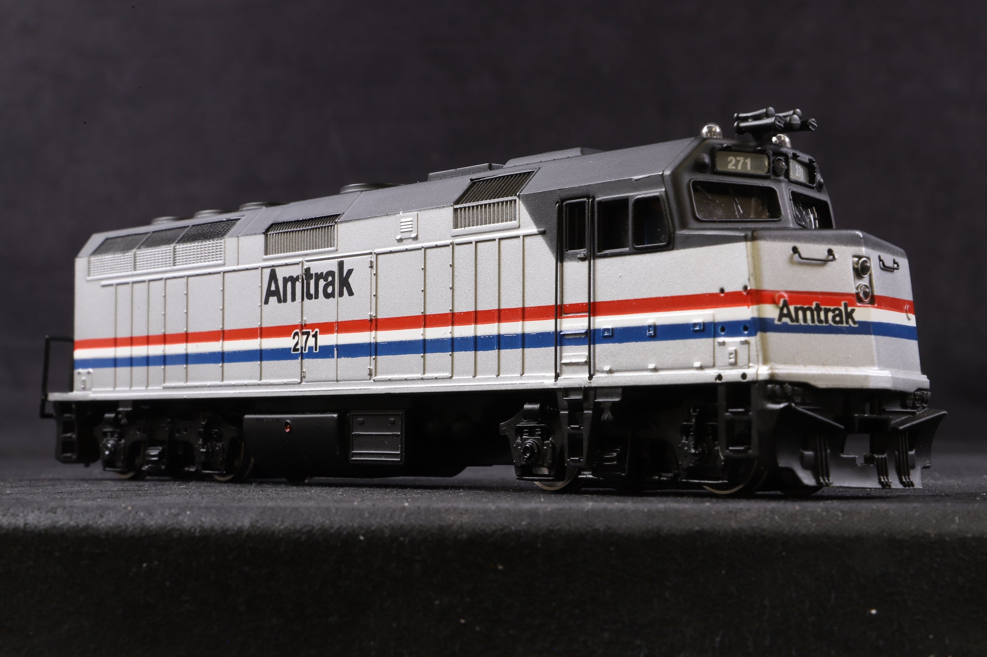 Spectrum HO 87005 F40PH Phase 3 Diesel Locomotive '271' Amtrak