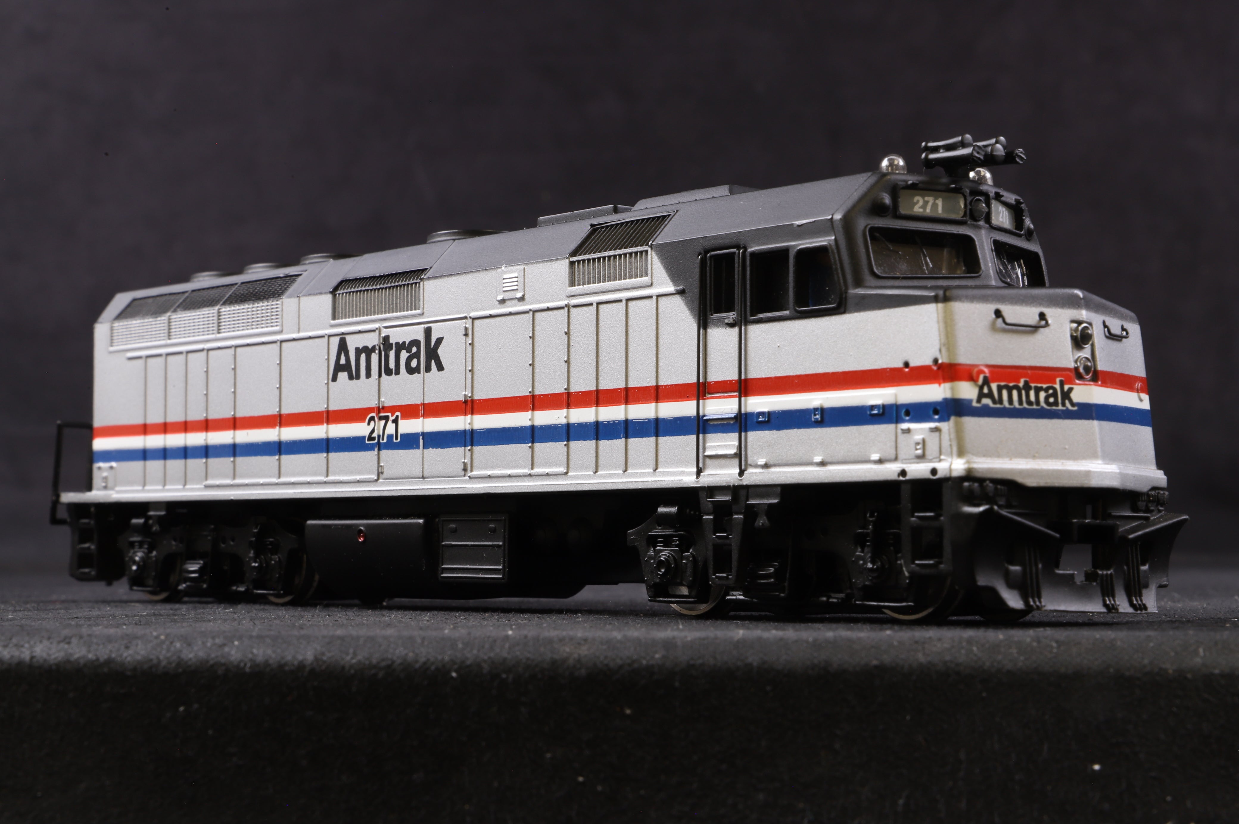 Spectrum HO 87005 F40PH Phase 3 Diesel Locomotive '271' Amtrak