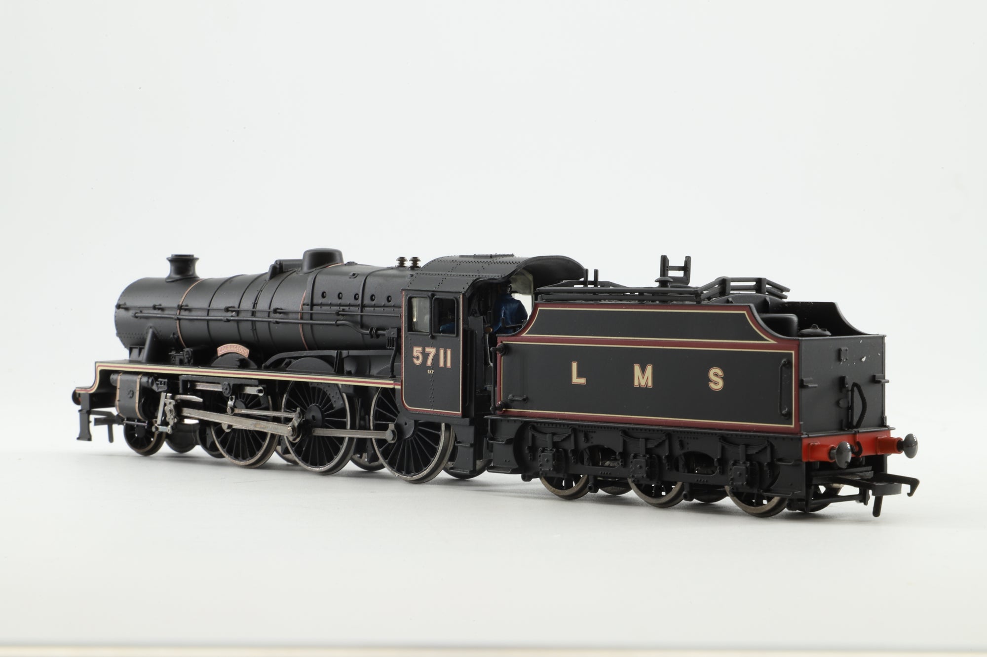 Bachmann OO 31-159 Jubilee Class 5711 'Courageous' in Lined LMS Black