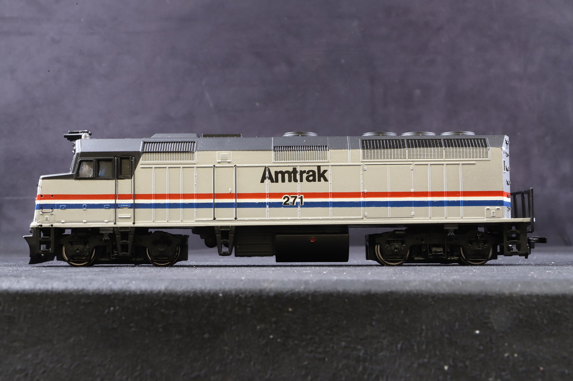 Spectrum HO 87005 F40PH Phase 3 Diesel Locomotive '271' Amtrak