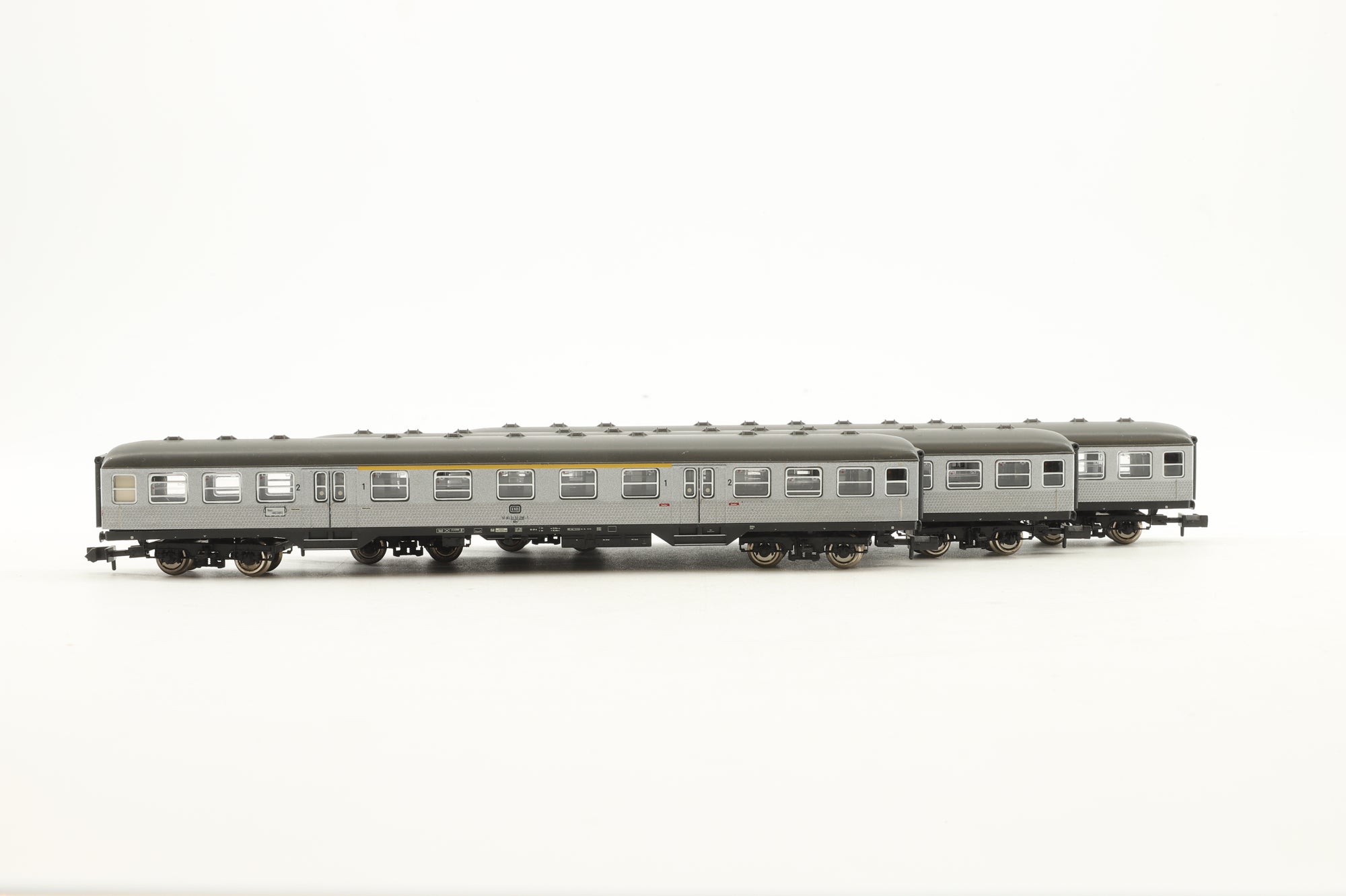 FLEISCHMANN　 オーストリア　客車 Fleischmann N Rake of 3 Passenger Cars, Inc. 814104 & 2 x 814206