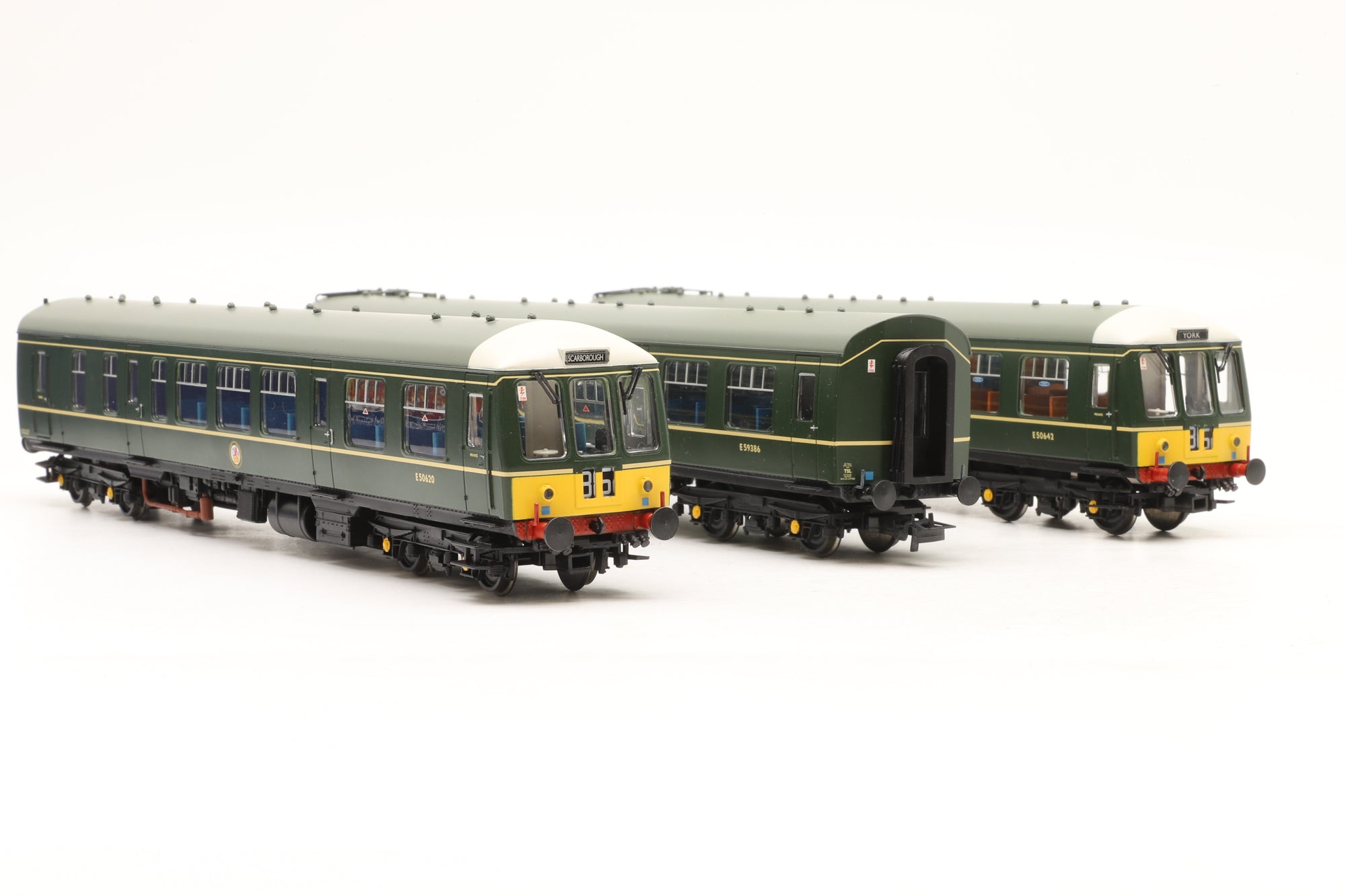 Bachmann OO 32-911 Class 108 3-Car DMU BR Green, Yellow Warning Panels