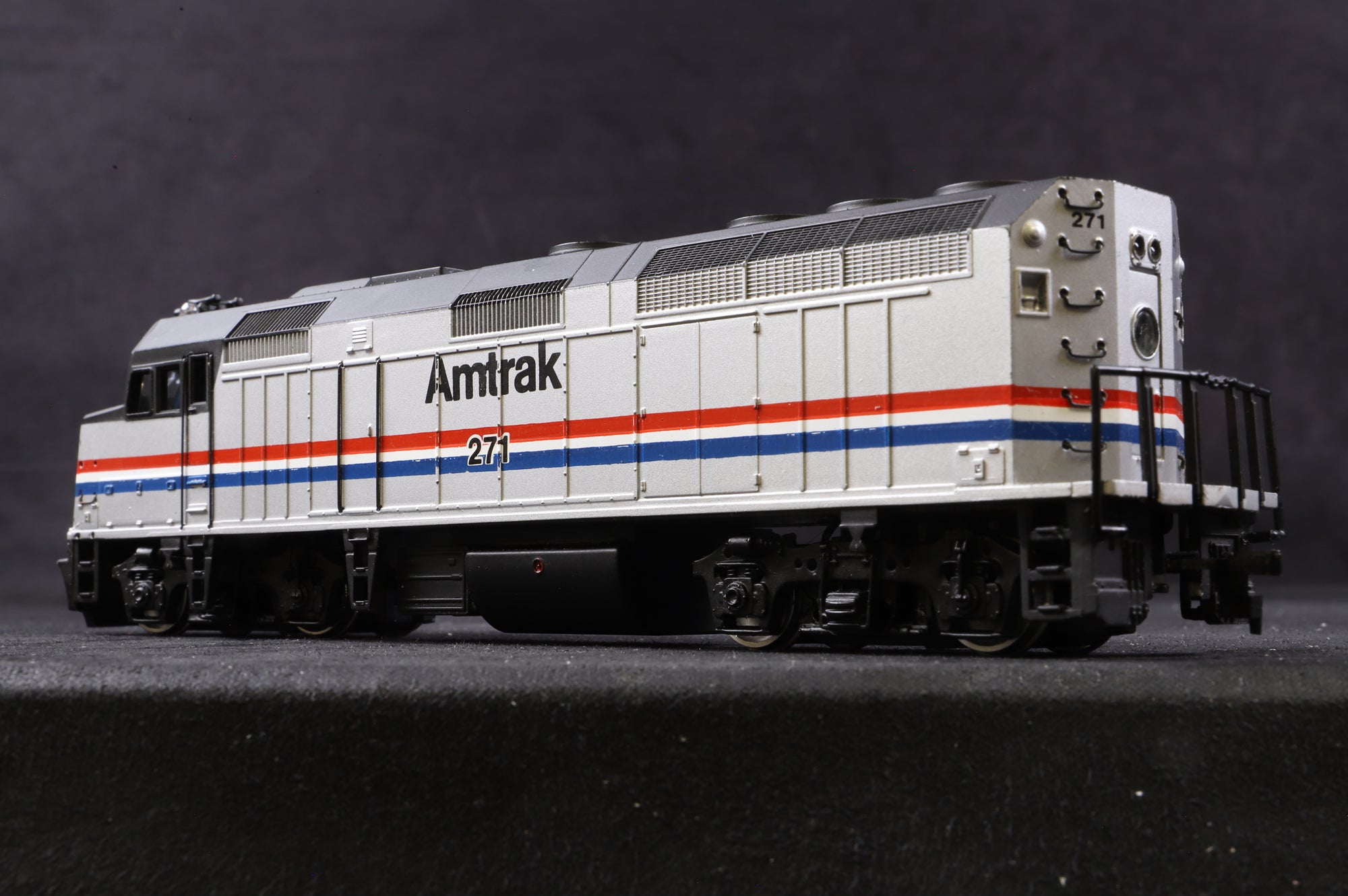 Spectrum HO 87005 F40PH Phase 3 Diesel Locomotive '271' Amtrak