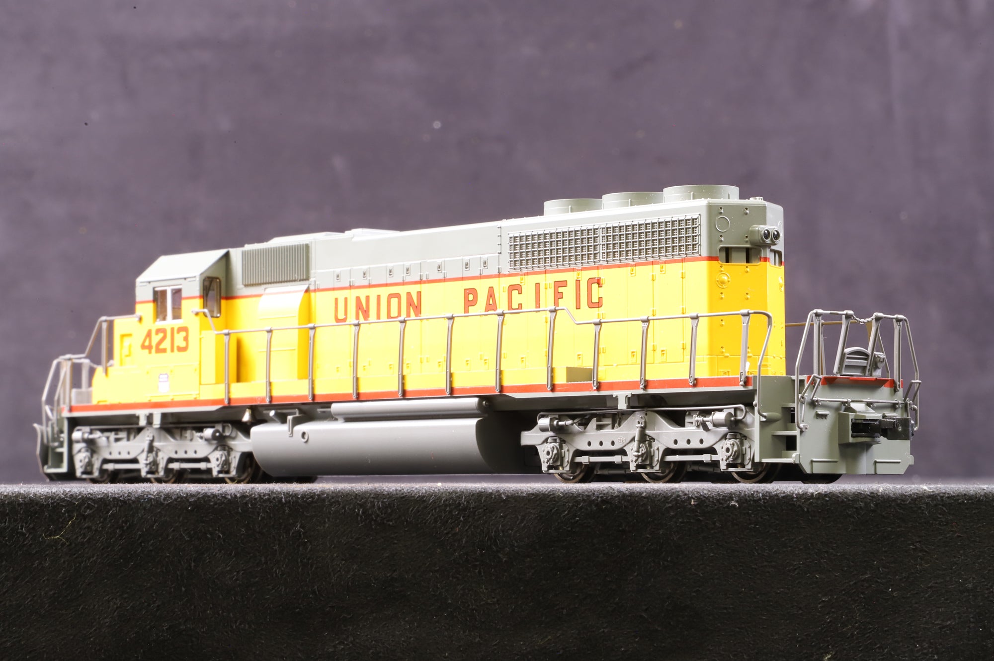 Kato HO 37-2807 EMD SD40-2 4213 in Union Pacific Livery