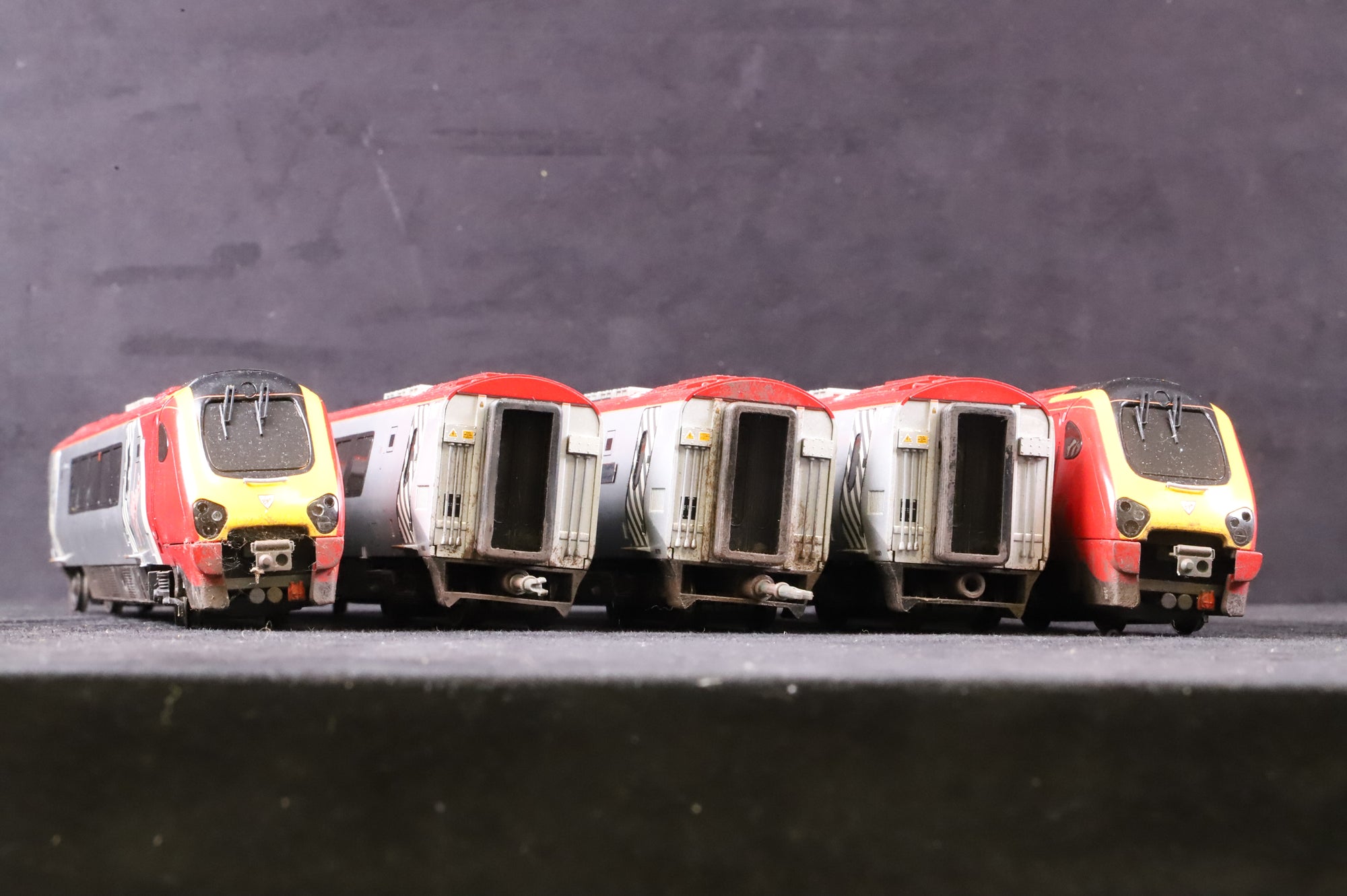 Bachmann OO Class Voyager 220 Class Virgin 5 Car Set Weathered