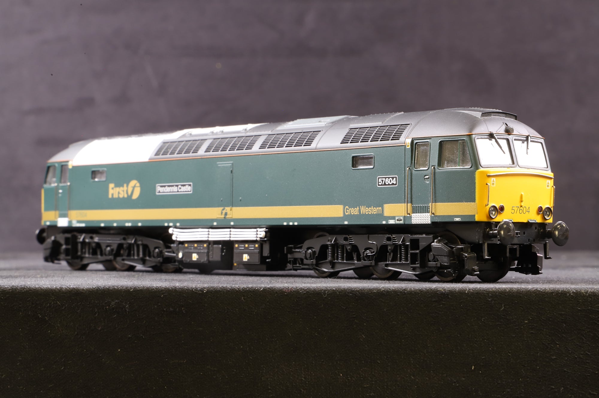 Heljan OO 5704 Class 57 57604 'Pendennis Castle' in First Great Western Livery