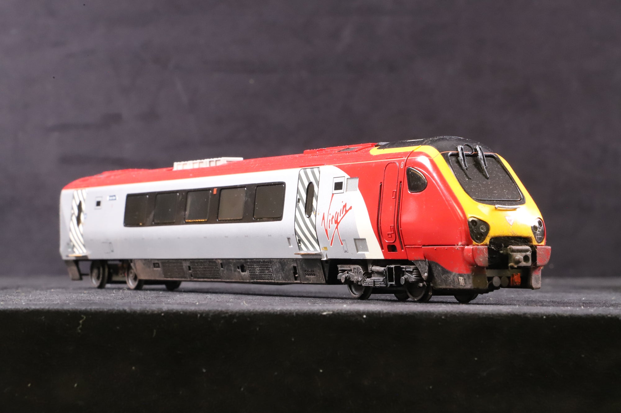 Bachmann OO Class Voyager 220 Class Virgin 5 Car Set Weathered