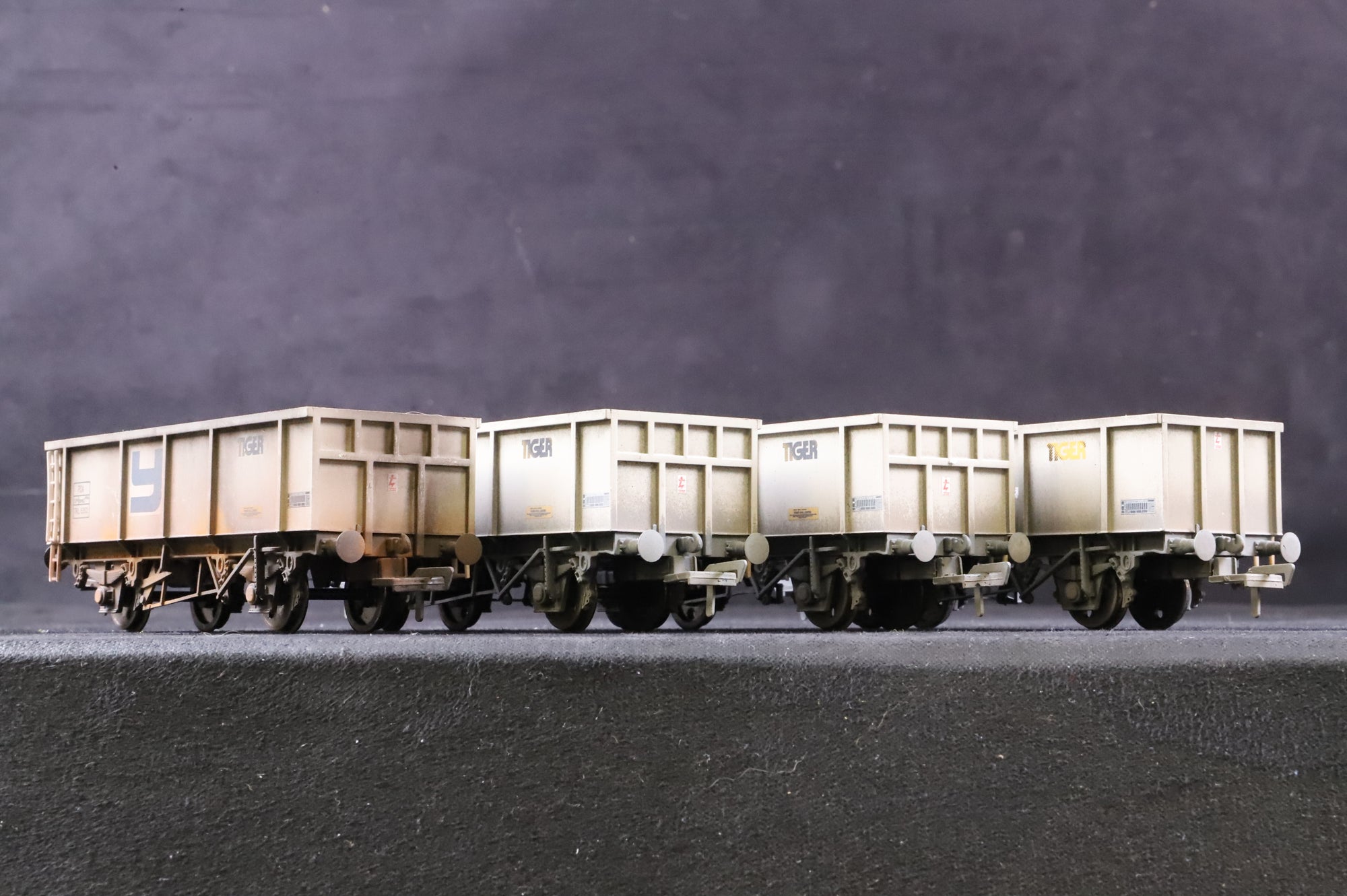 Bachmann OO Rake of 4 Mineral Wagons 'Yeoman', Weathered