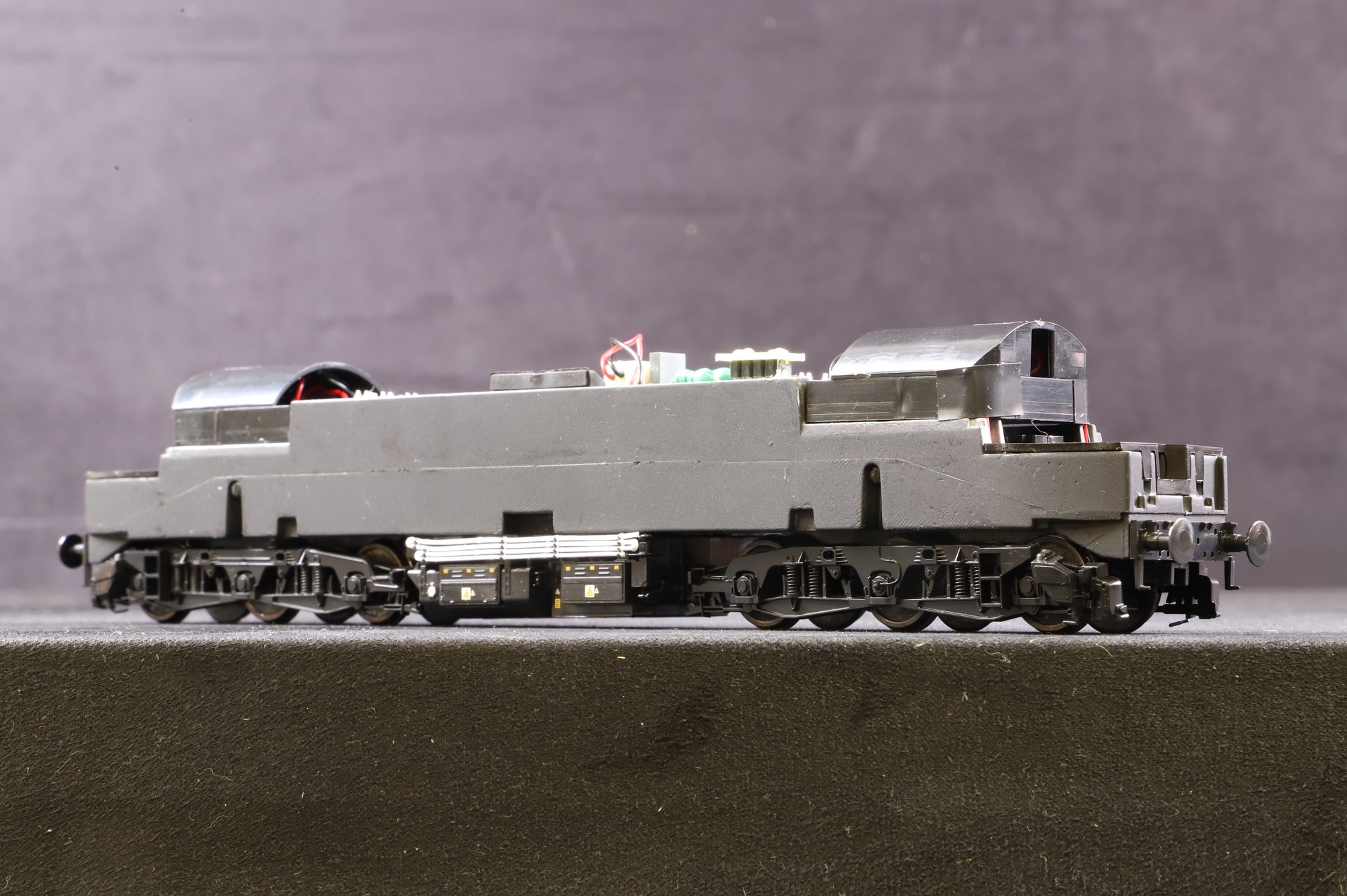 WKS Heljan OO Class 57 Chassis - Missing Body