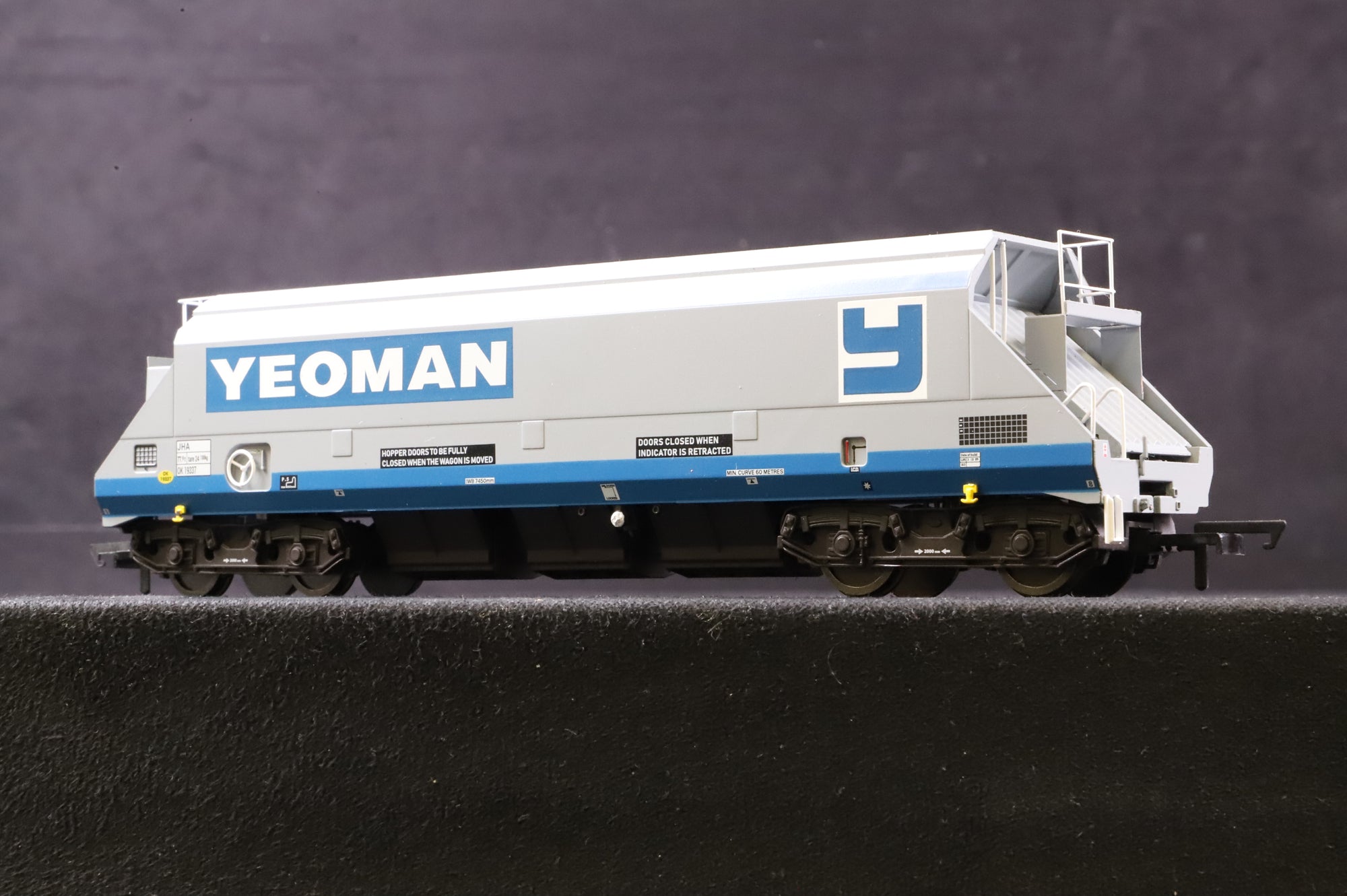 Dapol OO 4F-050-102/3 Rake of 2 JHA (Middle) Hoppers No.19337/49 in Foster Yeoman Livery