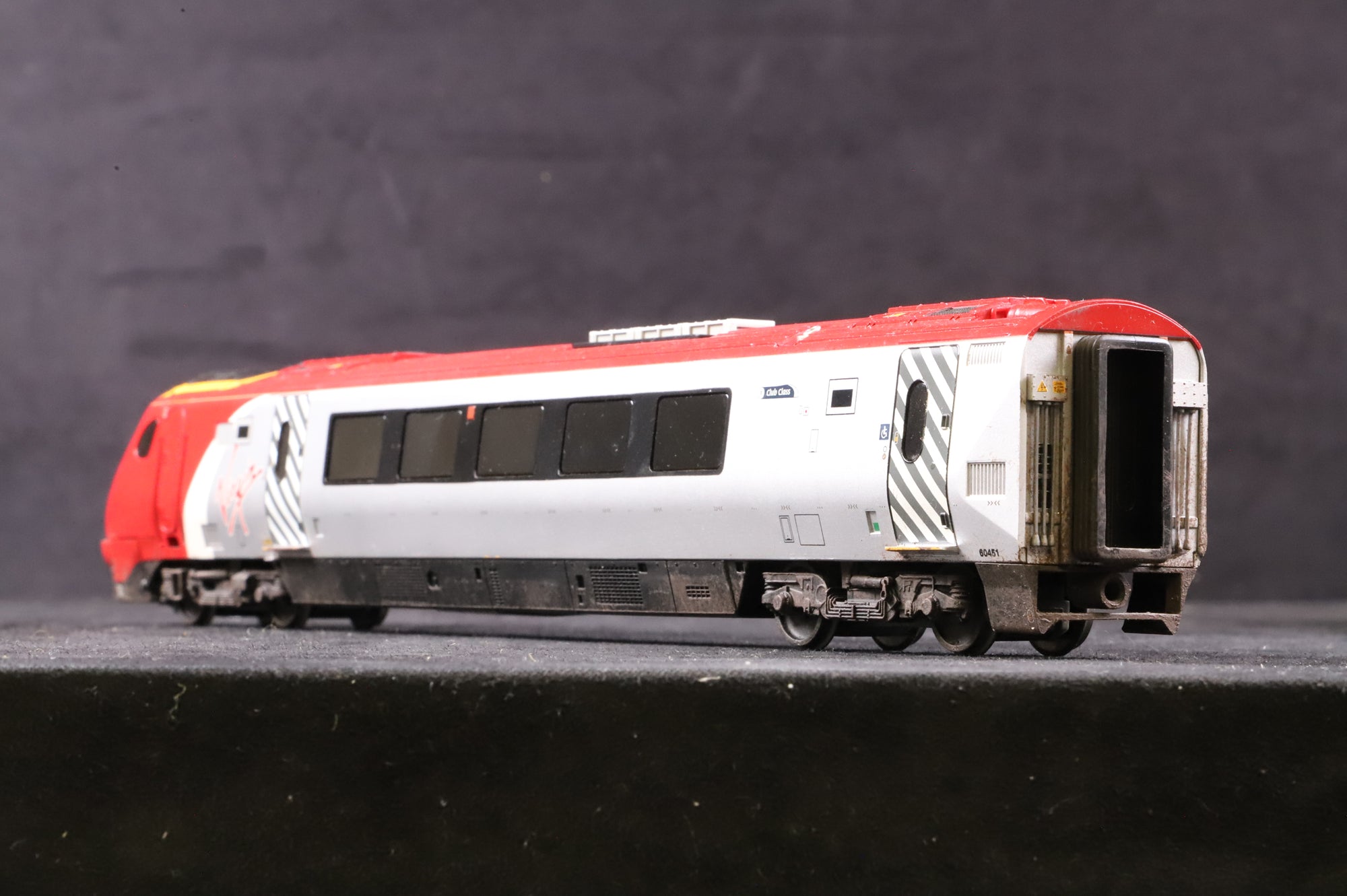 Bachmann OO Class Voyager 220 Class Virgin 5 Car Set Weathered