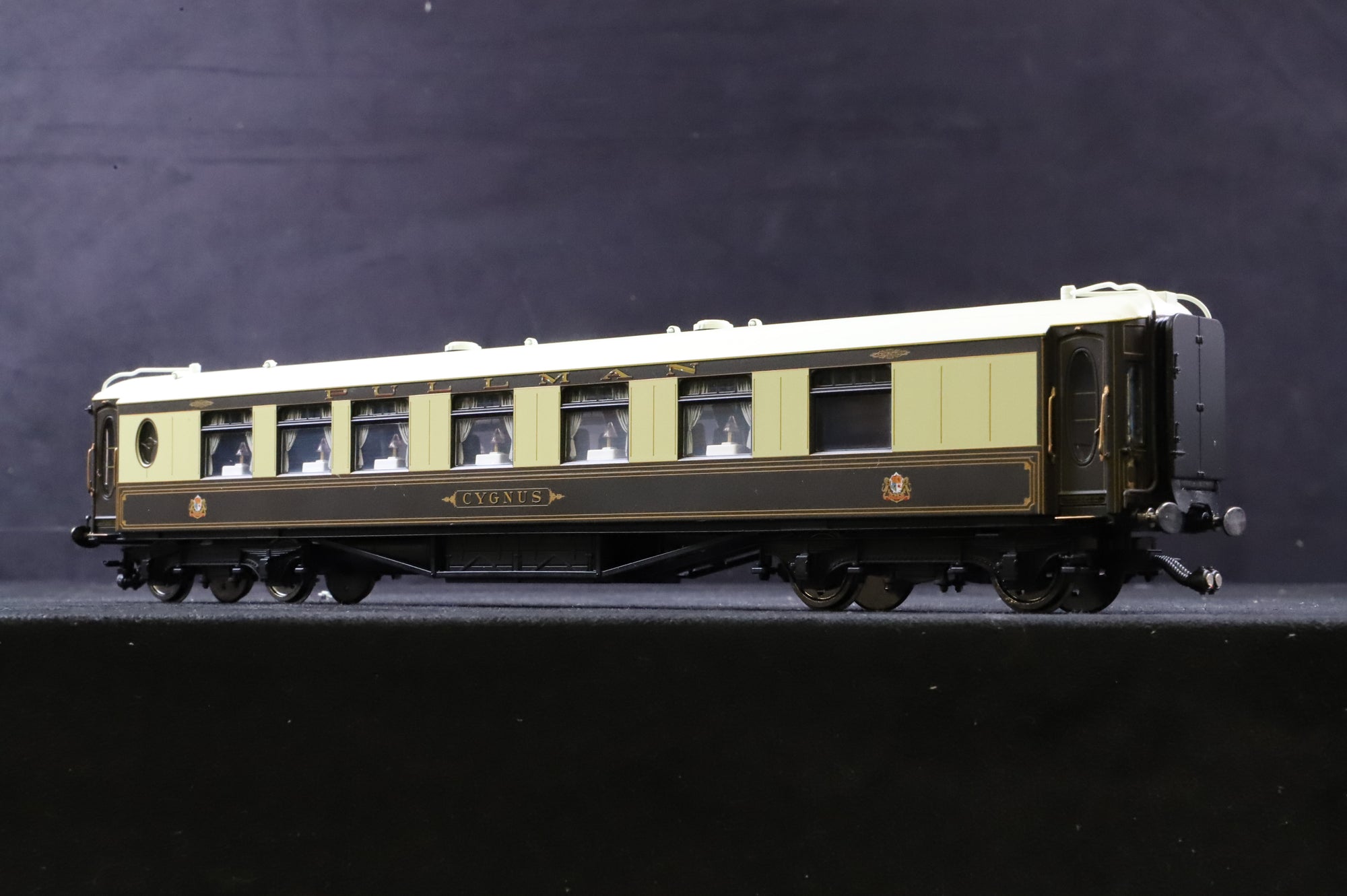 Hornby OO Pack of 3 K-Type Pullman Coaches Split From R1038 'Orient Express' Set