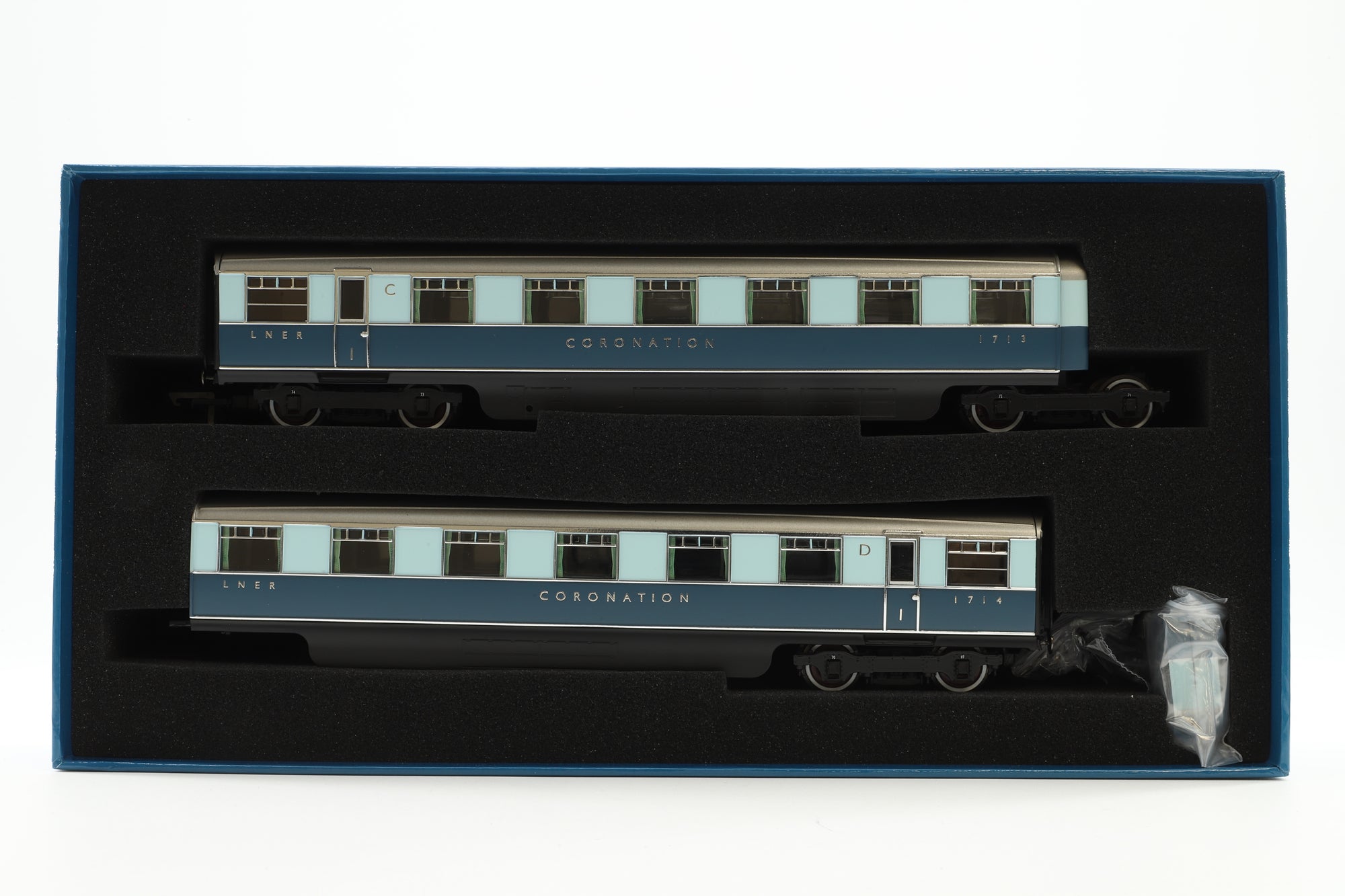 Hornby OO R40224 LNER Coronation Double Open First Articulated Coach Pack