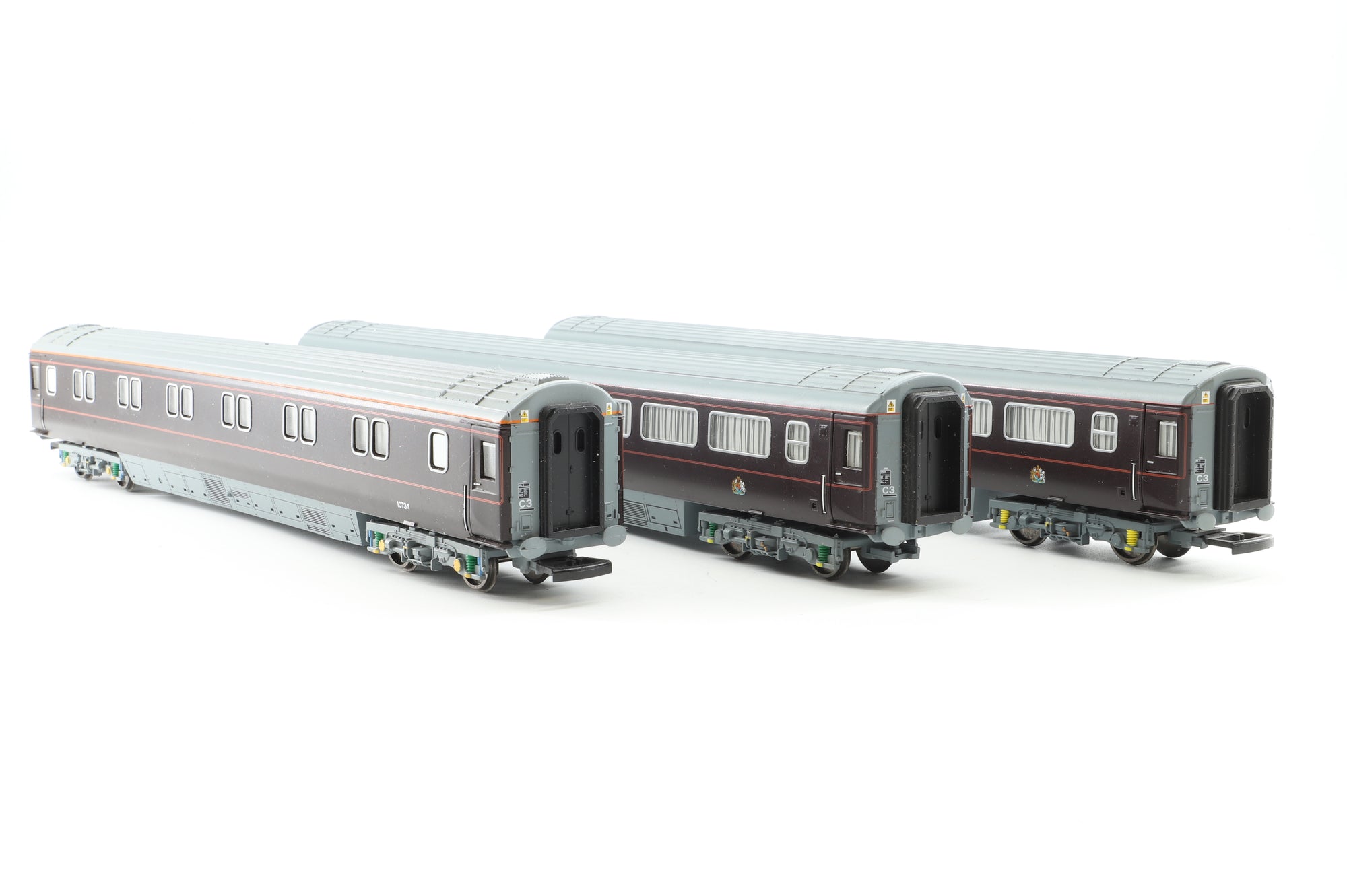 Hornby OO Pack Of 3 Royal Train Coaches '2904, 10734 & 2903' Maroon