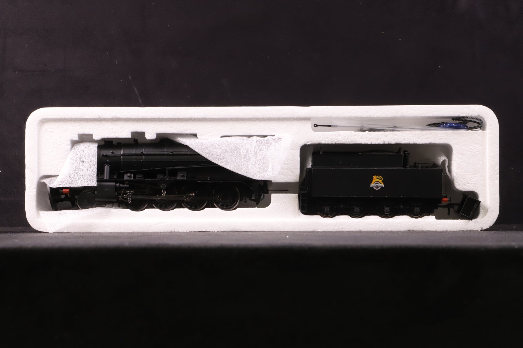 Bachmann OO 32-251 WD 2-8-0 Austerity 90274 in BR Black w/ Early Crests