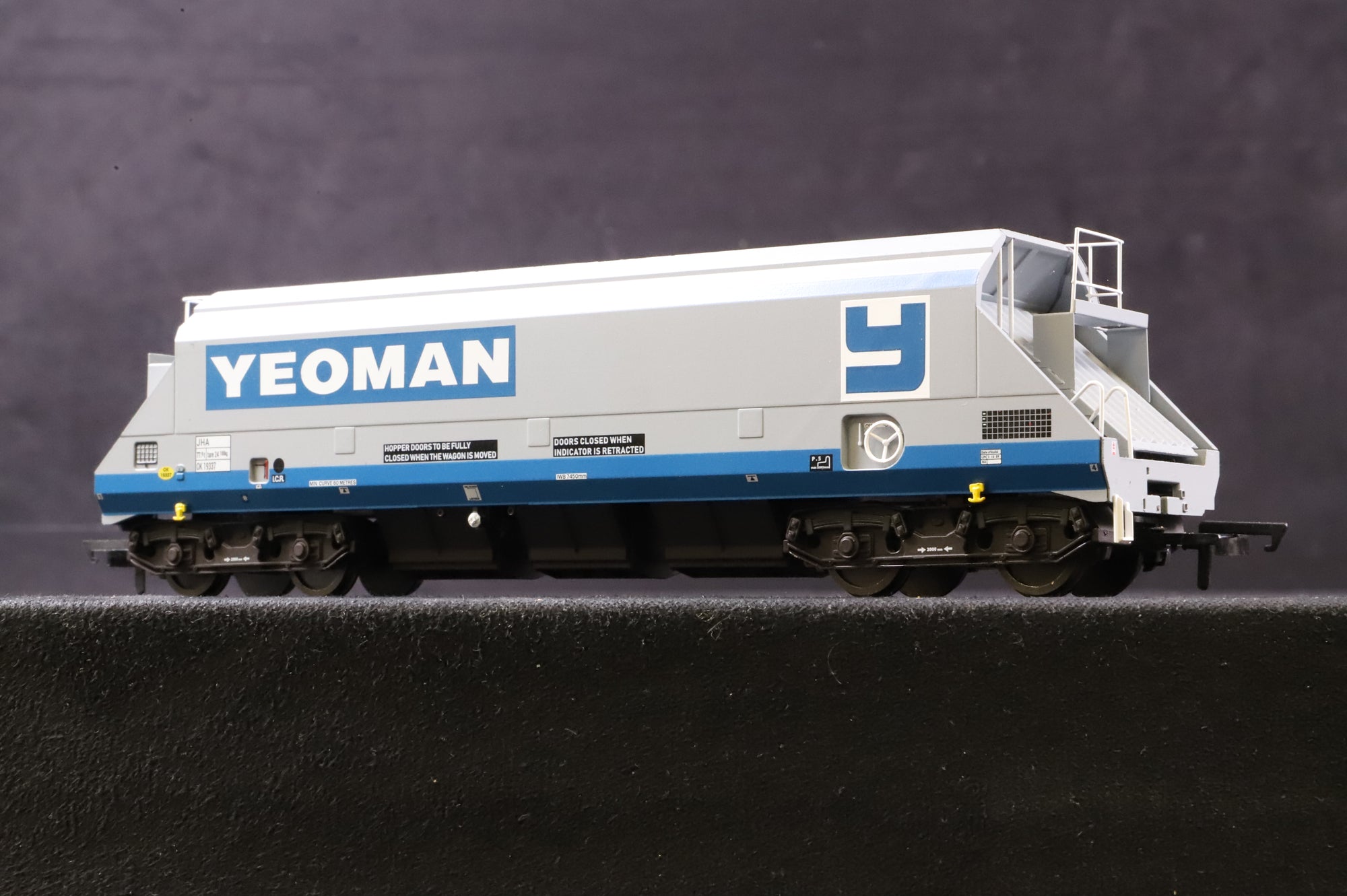 Dapol OO 4F-050-102/3 Rake of 2 JHA (Middle) Hoppers No.19337/49 in Foster Yeoman Livery