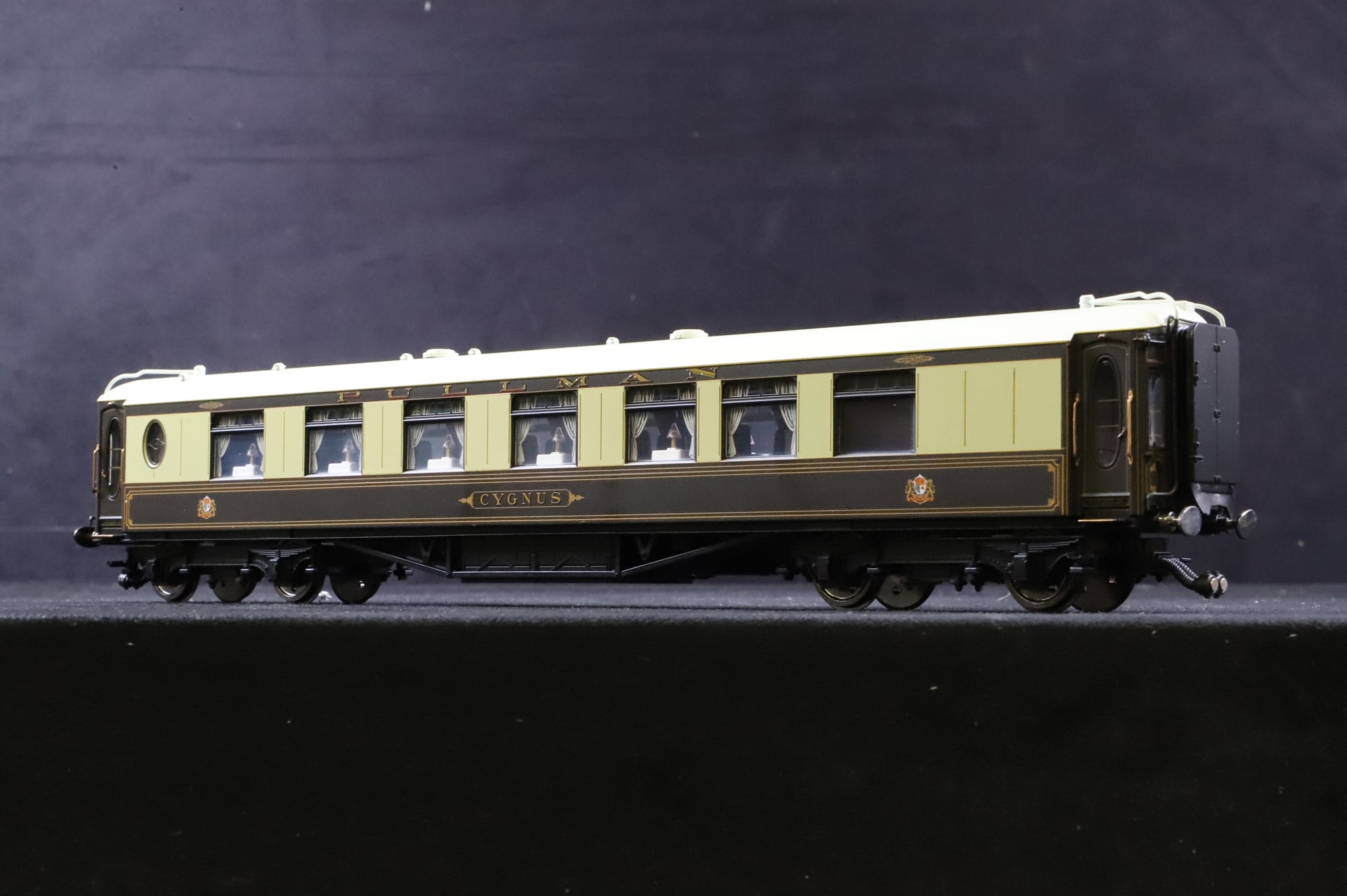 Hornby OO Pack of 3 K-Type Pullman Coaches Split From R1038 'Orient Express' Set