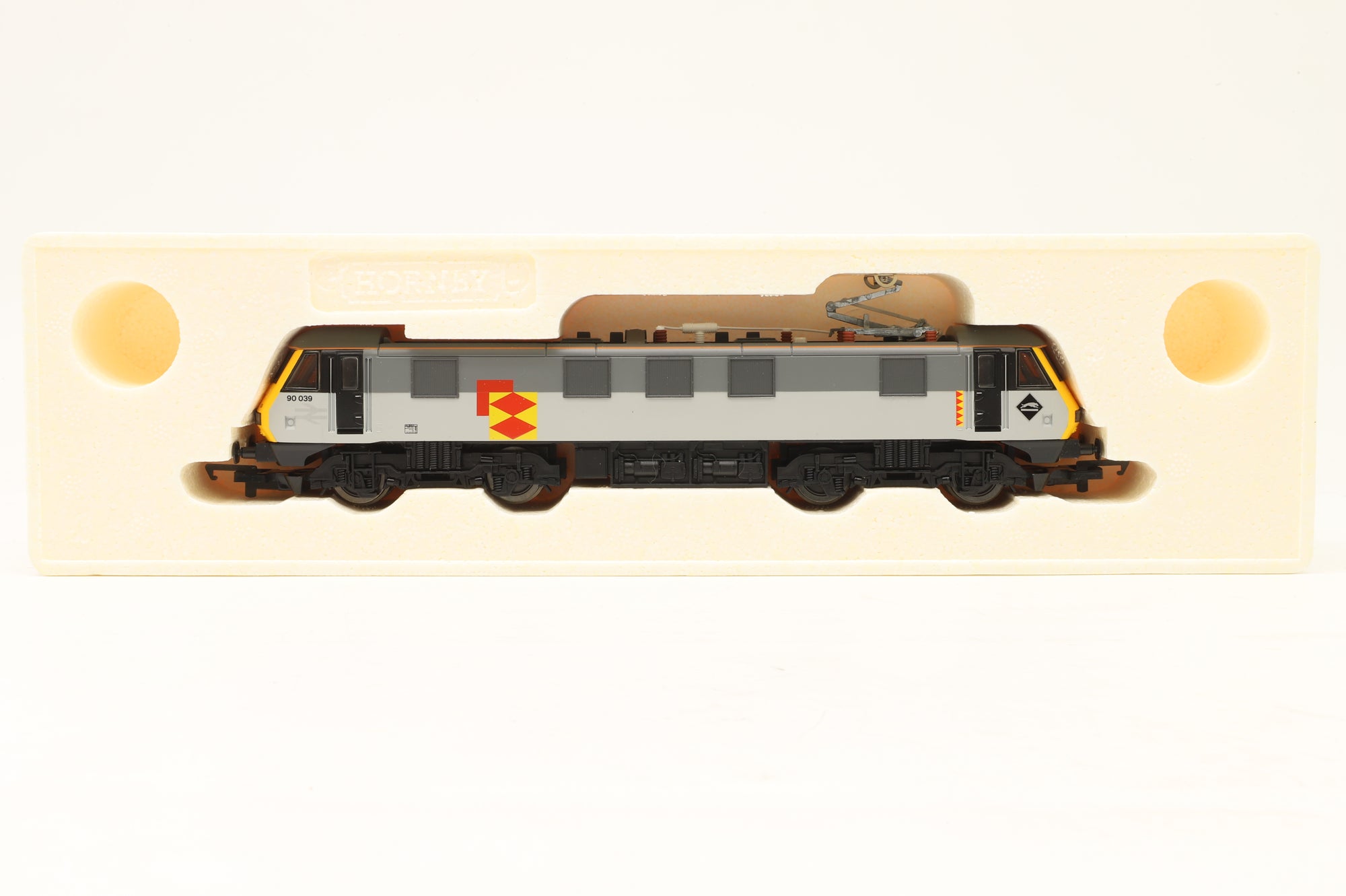 Hornby OO R2291B Class 90 '90039' Railfreight