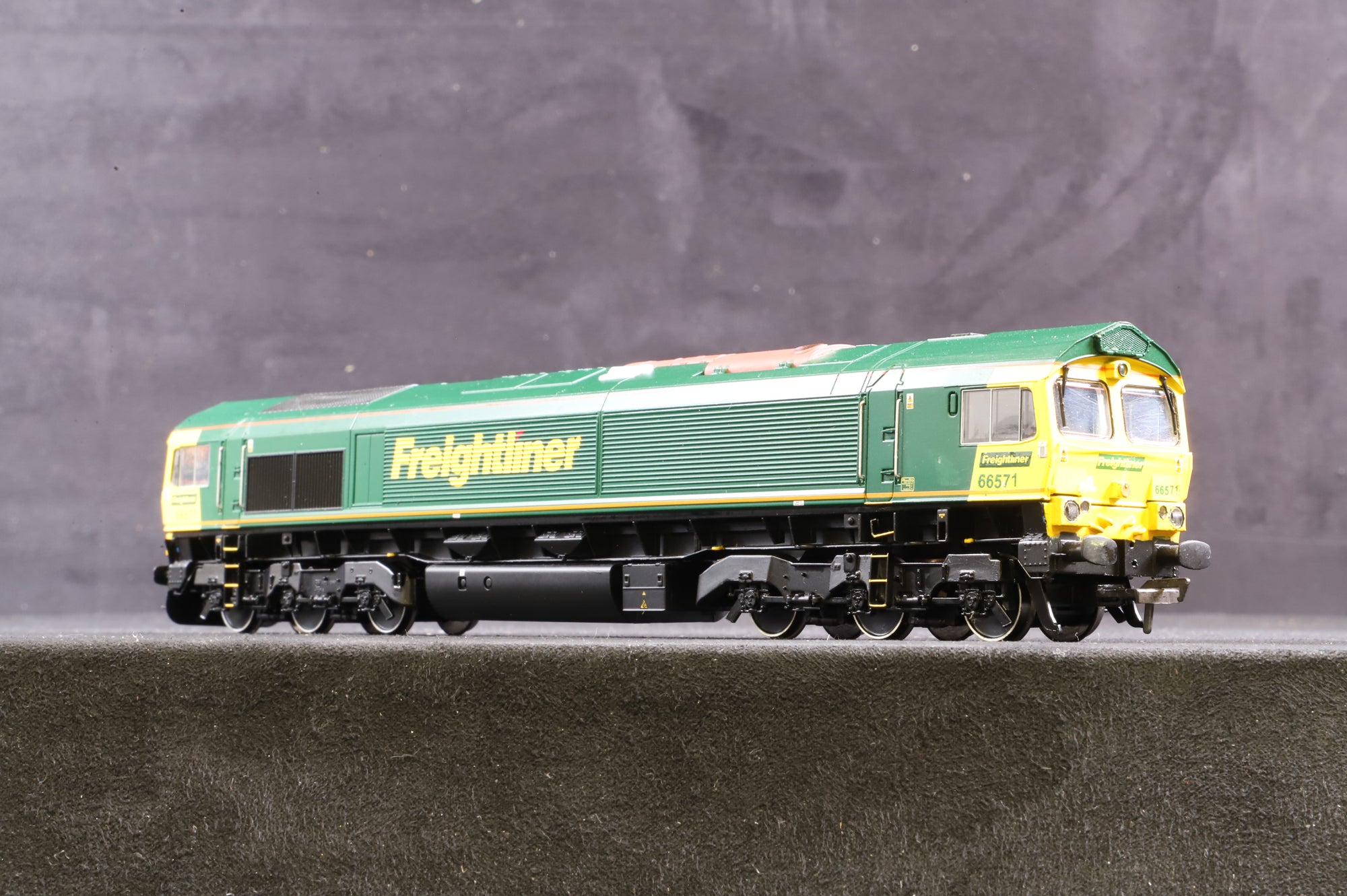 Bachmann OO 32-728DS Class 66 '66571' Freightliner Renumbered, DCC Sound