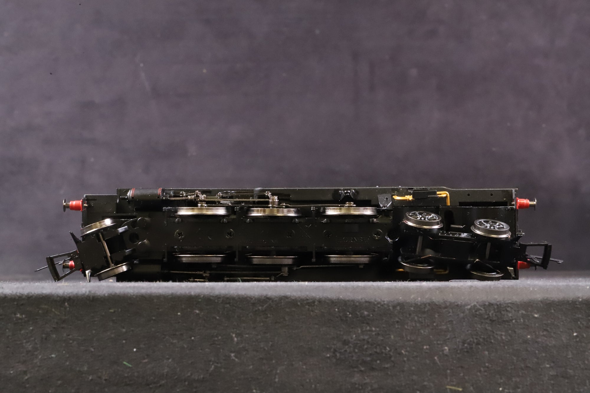 WORKSHOP Hornby OO Thompson L1 No.67777 in Lined BR Black w/ Early Crests
