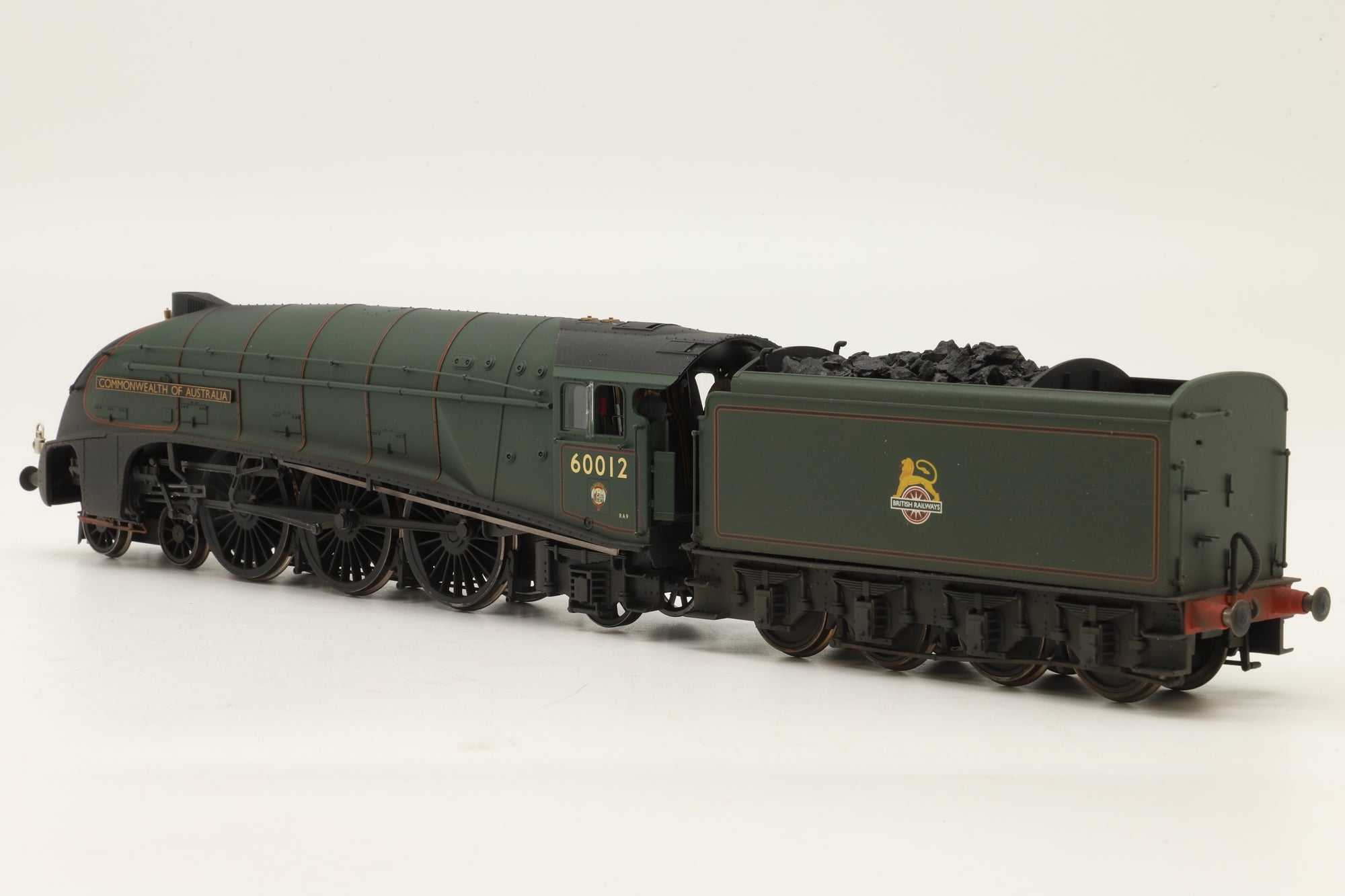 Hornby OO R2825 Class A4 '60012' 'Commonwealth Of Australia' BR Lined Green L/C Weathered Ltd Ed 426/ 1000