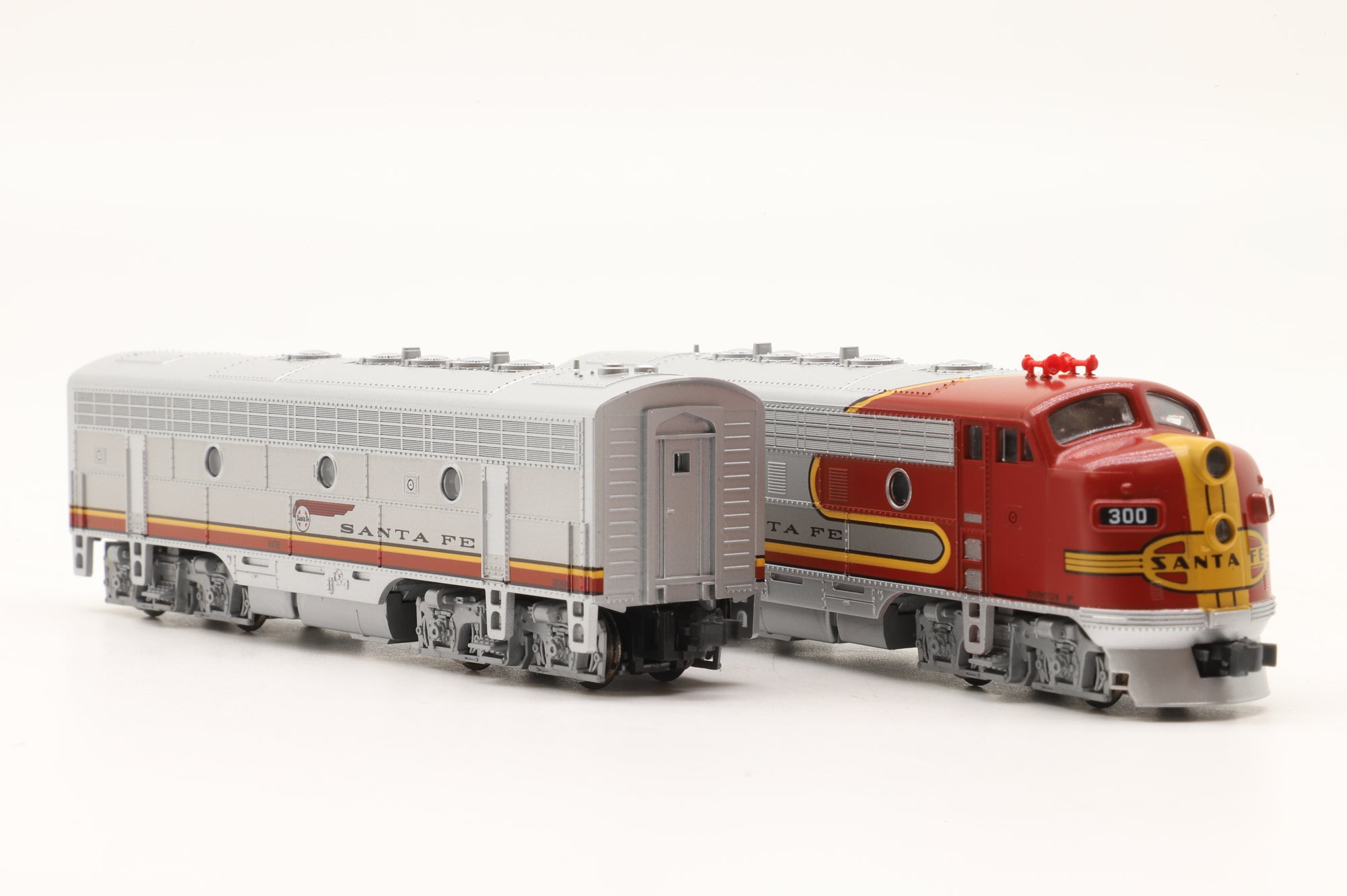 Kato N 106-0404 F7 A/B Locomotive Set 300/300B Santa Fe 'Warbonnet' Livery
