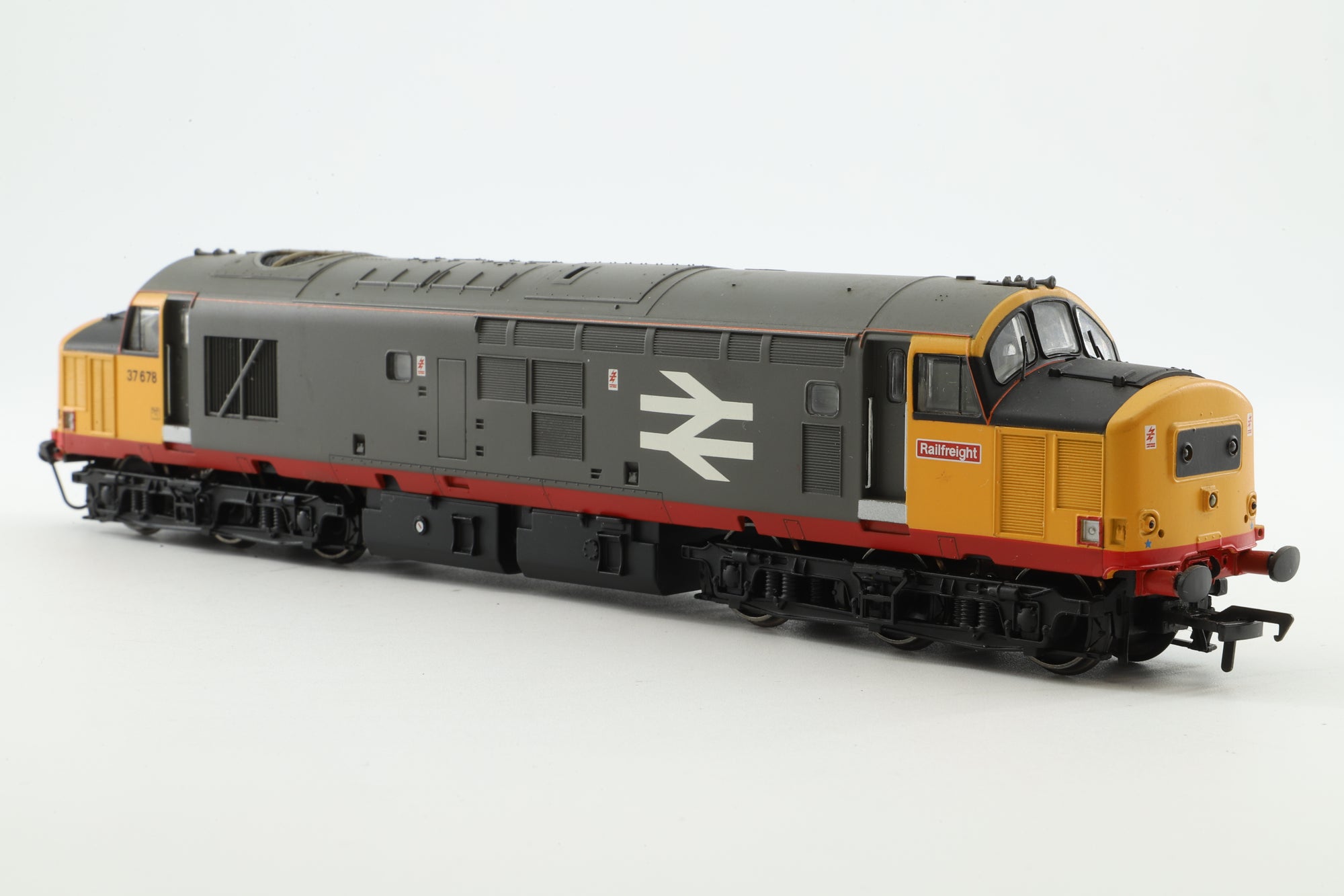 Bachmann OO 32-379 Class 37/5 Diesel '37678' Red Stripe/Railfreight