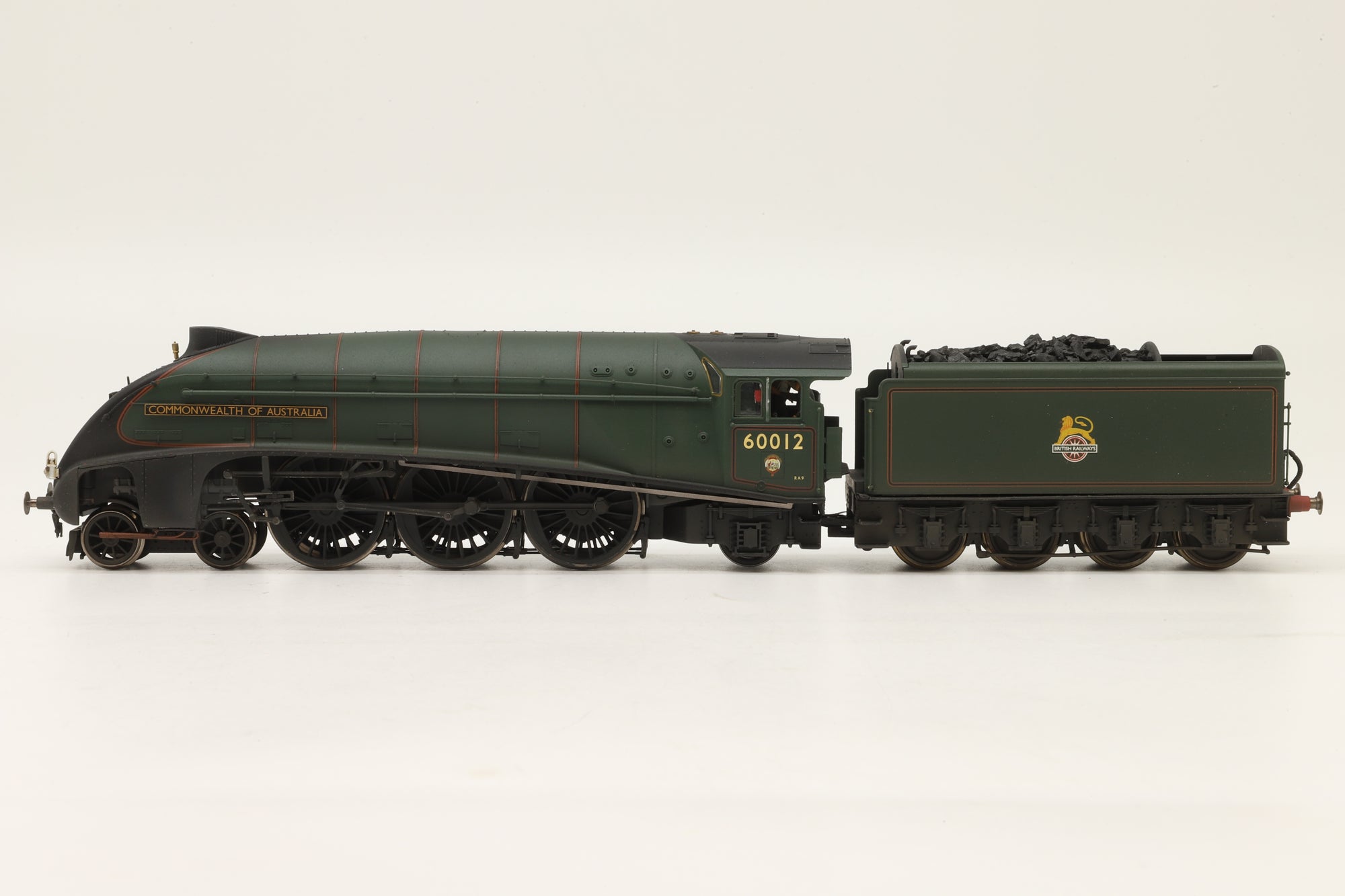 Hornby OO R2825 Class A4 '60012' 'Commonwealth Of Australia' BR Lined Green L/C Weathered Ltd Ed 426/ 1000
