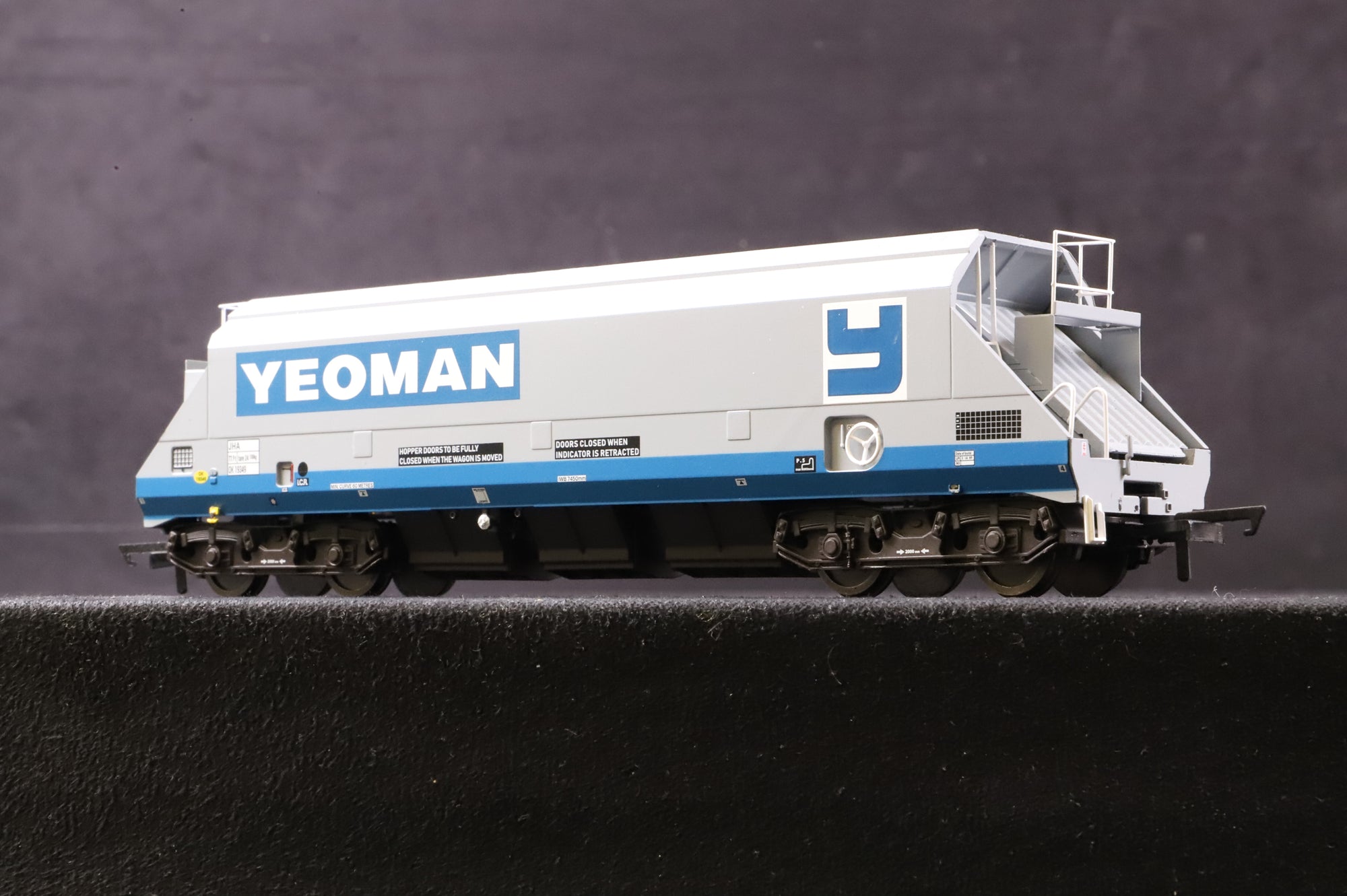 Dapol OO 4F-050-102/3 Rake of 2 JHA (Middle) Hoppers No.19337/49 in Foster Yeoman Livery