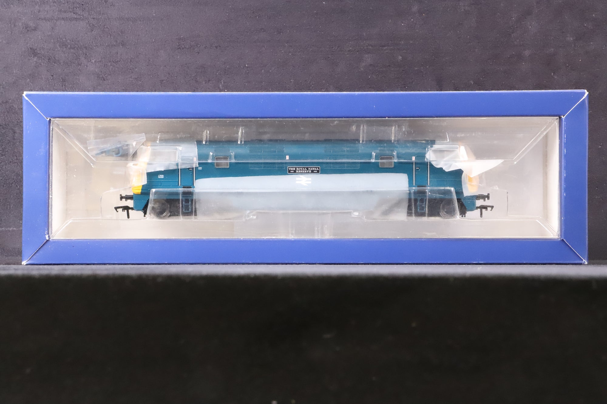 Bachmann OO 32-061 Class 42 Diesel Hydraulic 'D812' 'The Royal Naval Reserve' BR Blue