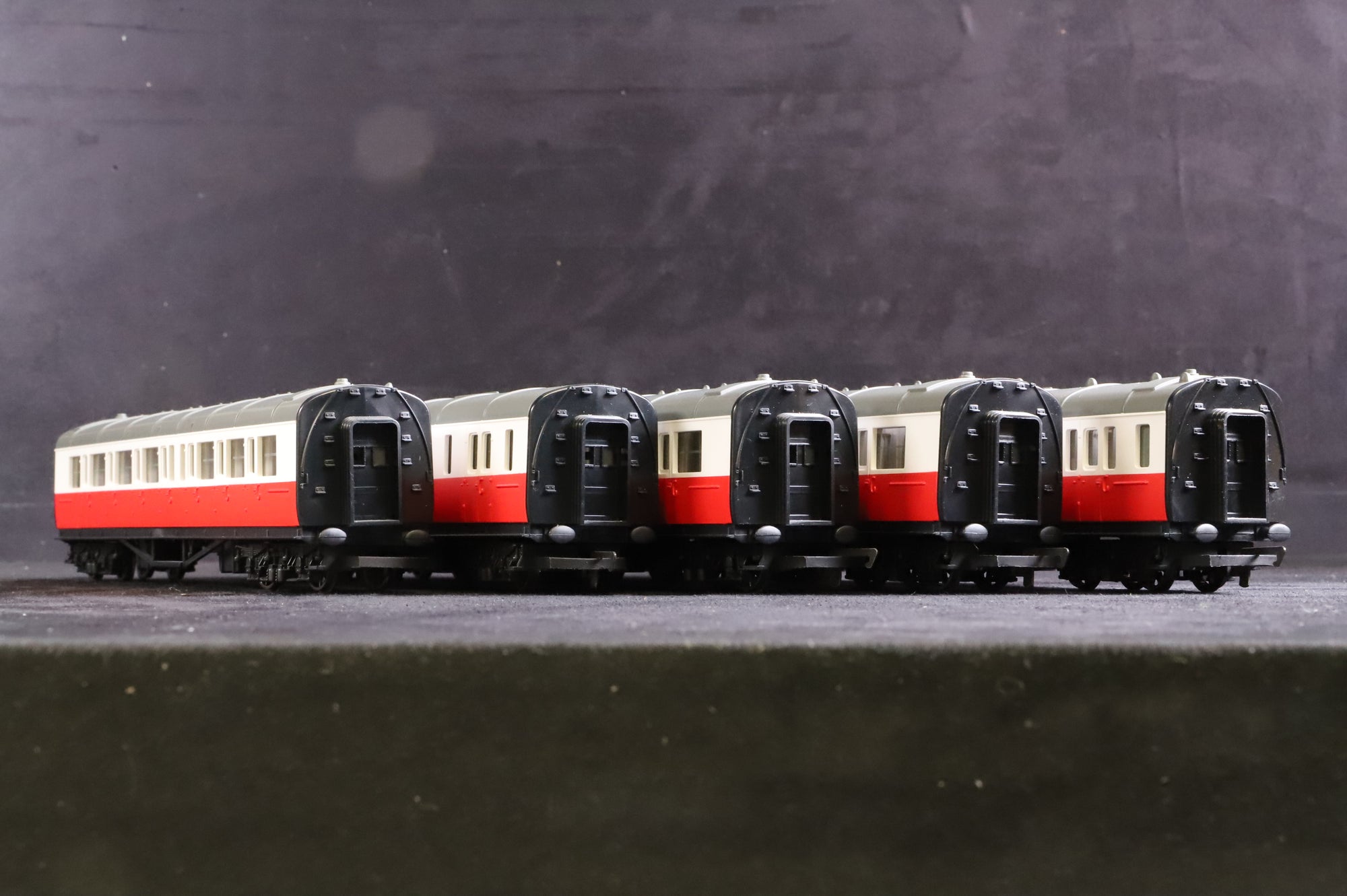Hornby OO R9051/ R9052 Thomas & Friends Rake Of 5 James' Coaches