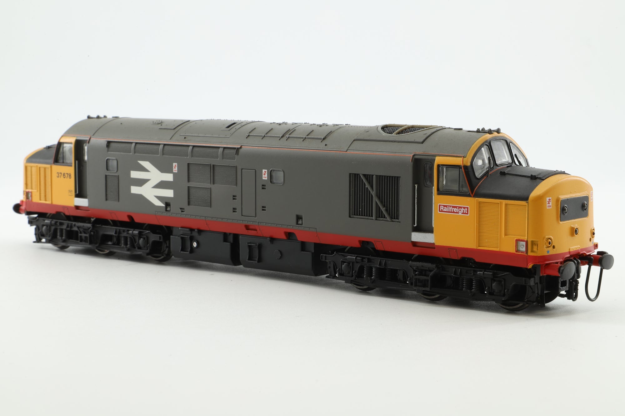 Bachmann OO 32-379 Class 37/5 Diesel '37678' Red Stripe/Railfreight