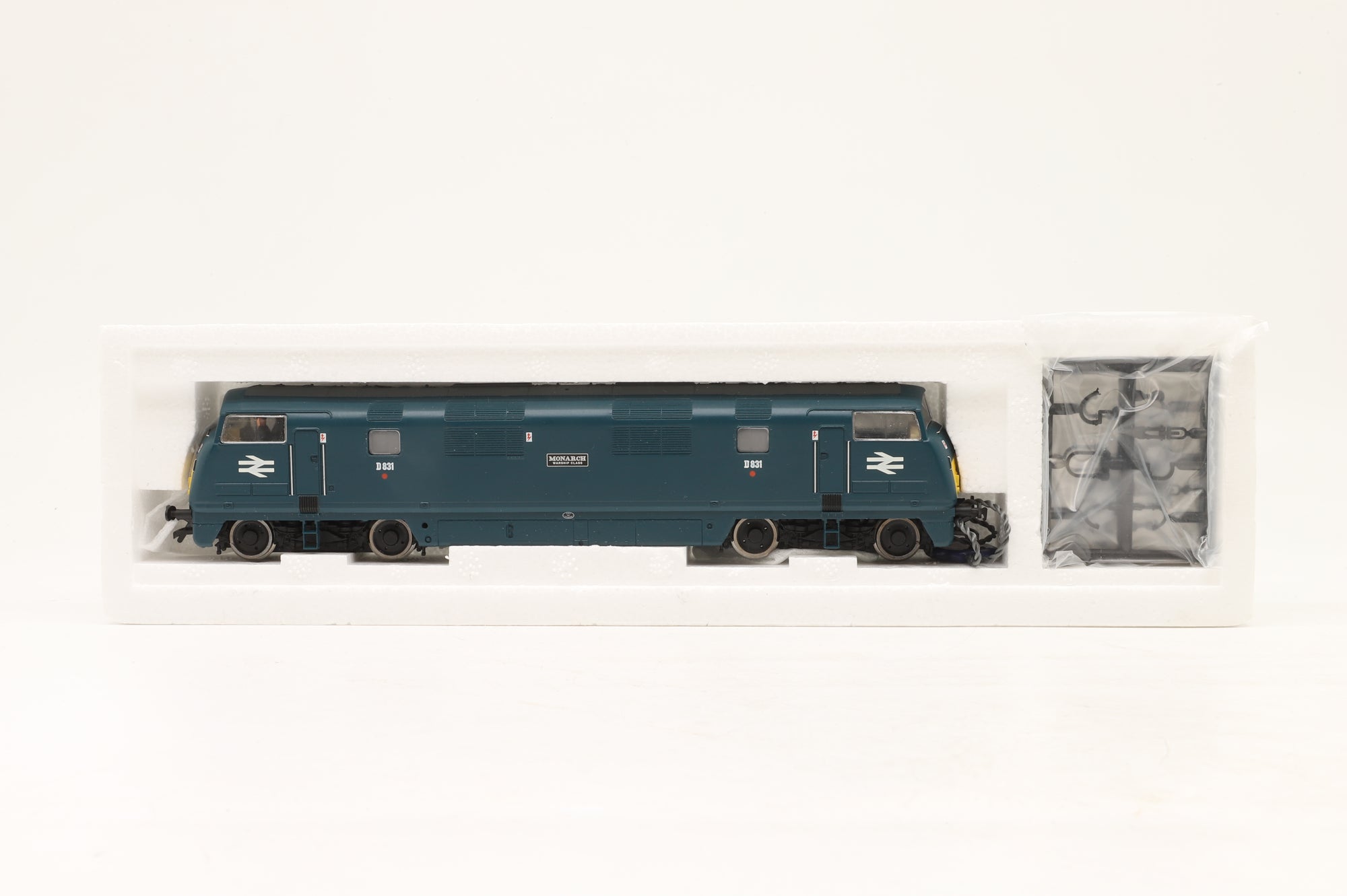 Bachmann OO 32-054 Class 42 Warship D831 'Monarch' in BR Blue