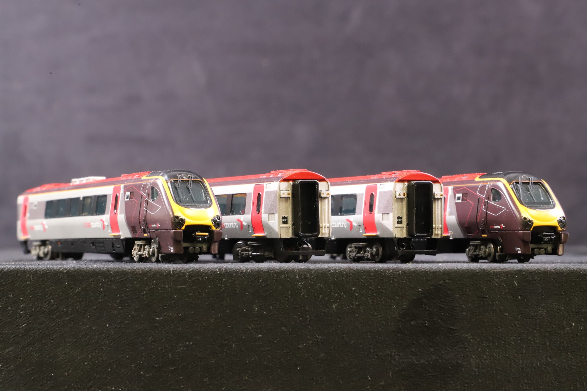 Graham Farish N Gauge 371-679 Class 220 'Voyager' 4-Car DEMU No.220009 in Arriva Cross Country Livery