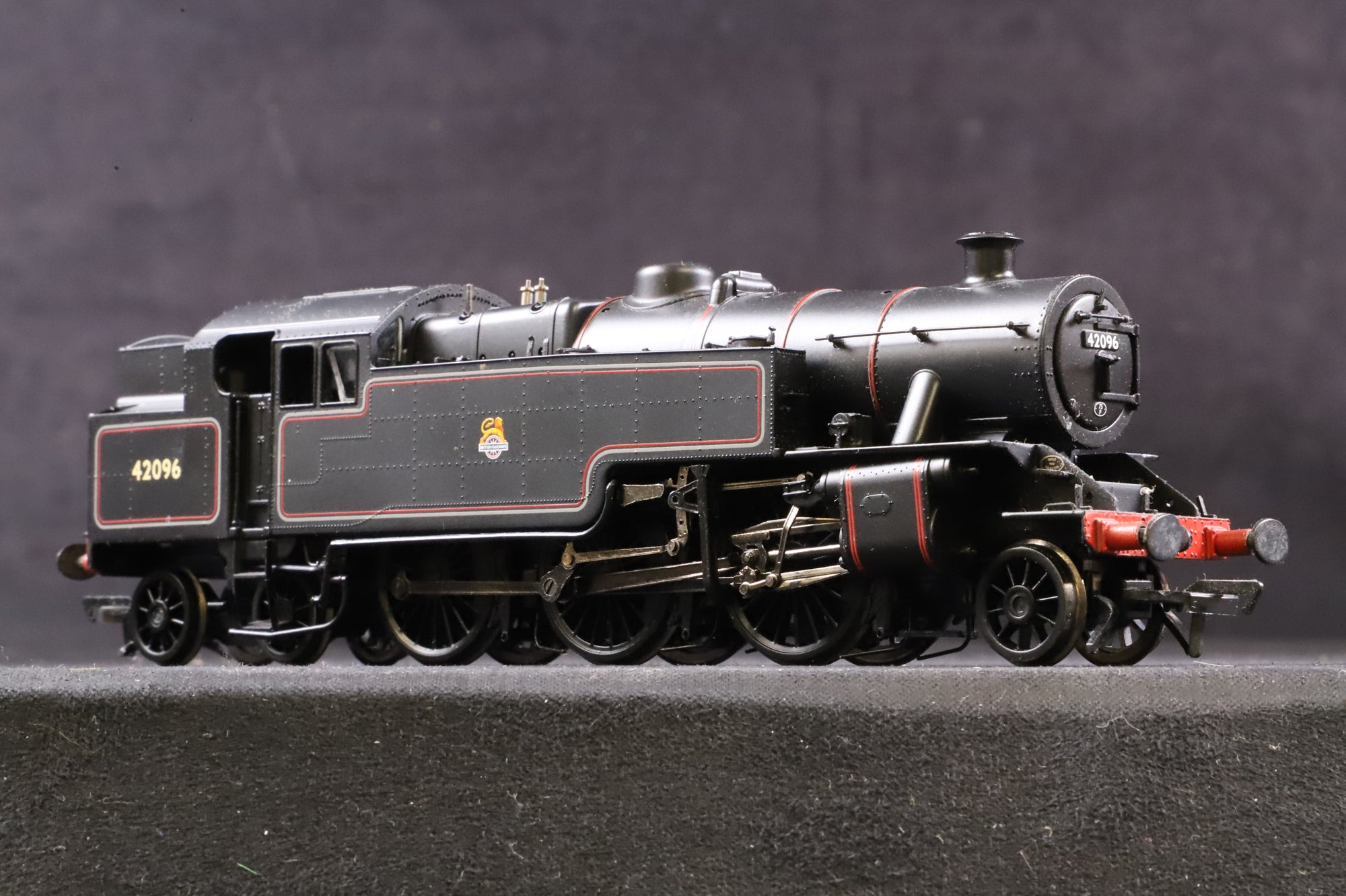 Bachmann OO 32-876 Fairburn Tank 42096 in Lined BR Black w/ Early Crests
