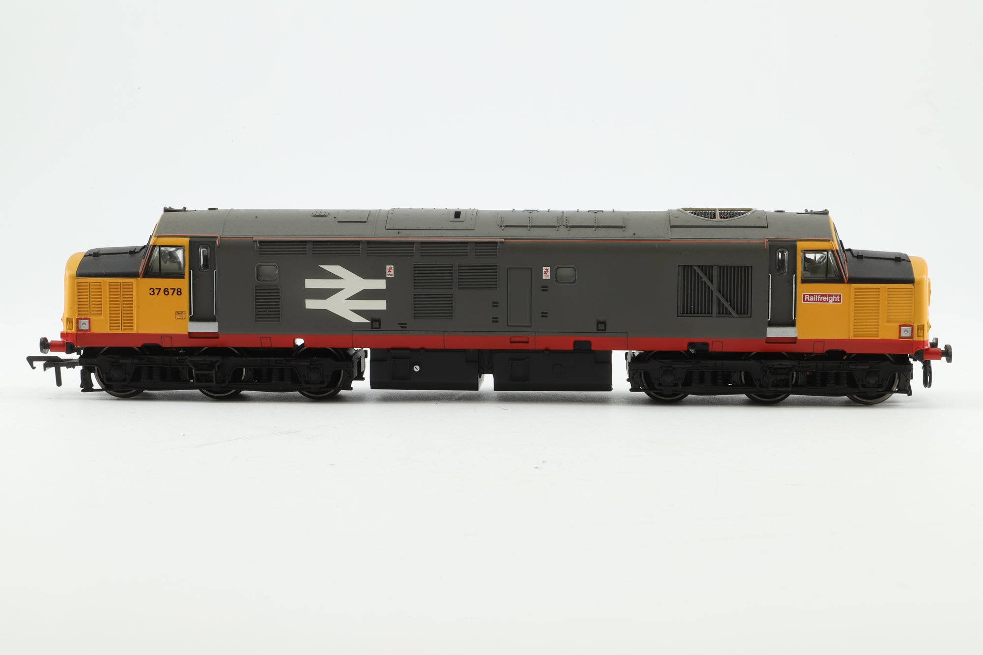 Bachmann OO 32-379 Class 37/5 Diesel '37678' Red Stripe/Railfreight