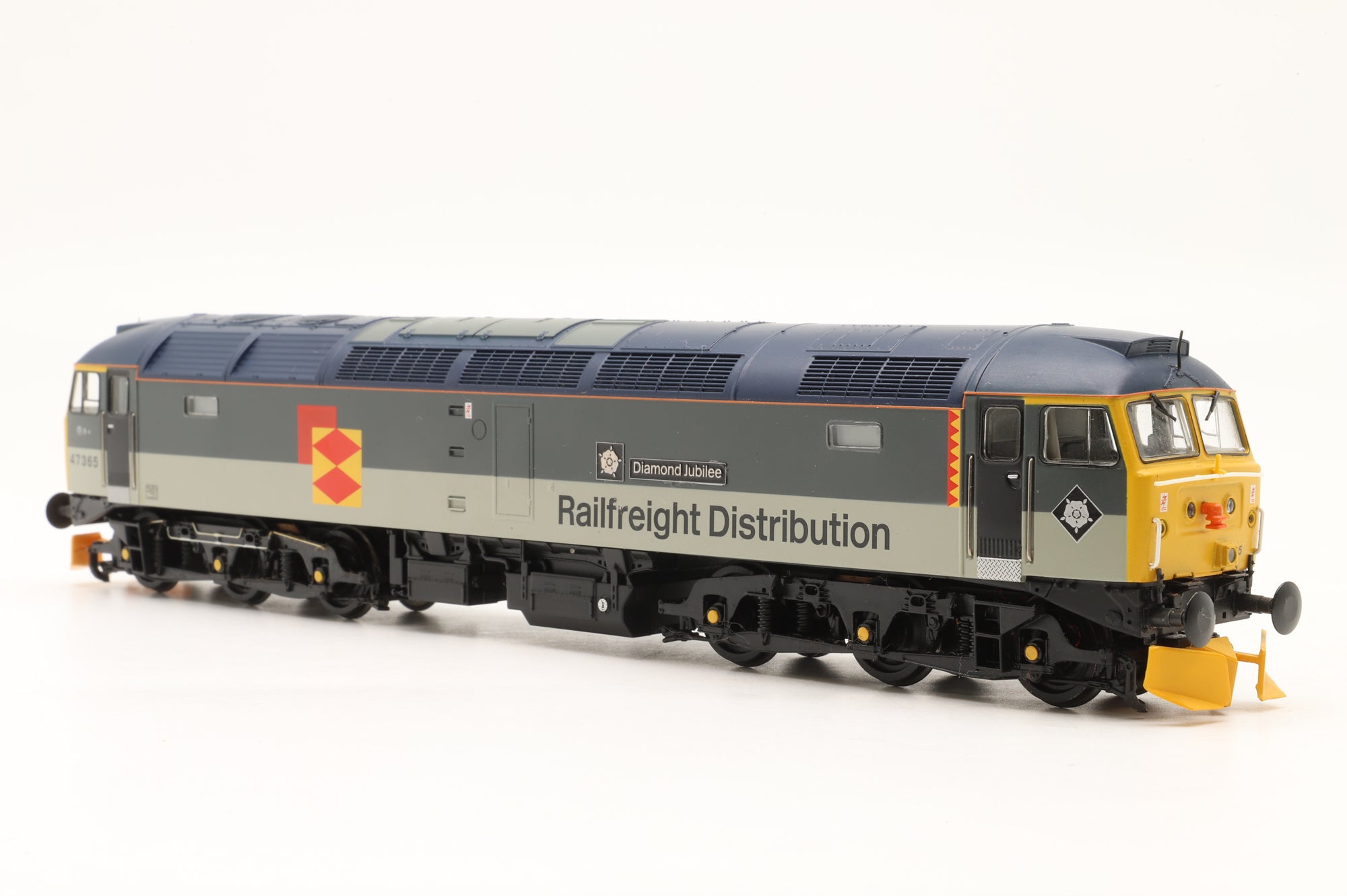 Bachmann OO 32-816 Class 47 47365 'Diamond Jubilee' Railfreight Distribution