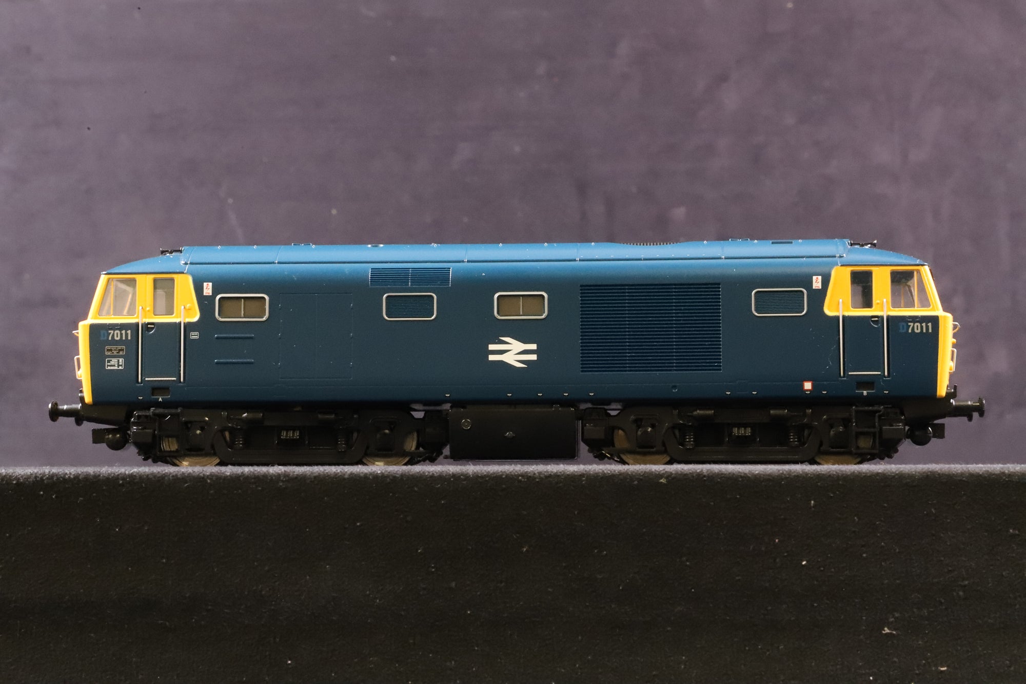 Heljan OO 35251 Class 35 Hymek D7011 in BR Blue w/ FYE