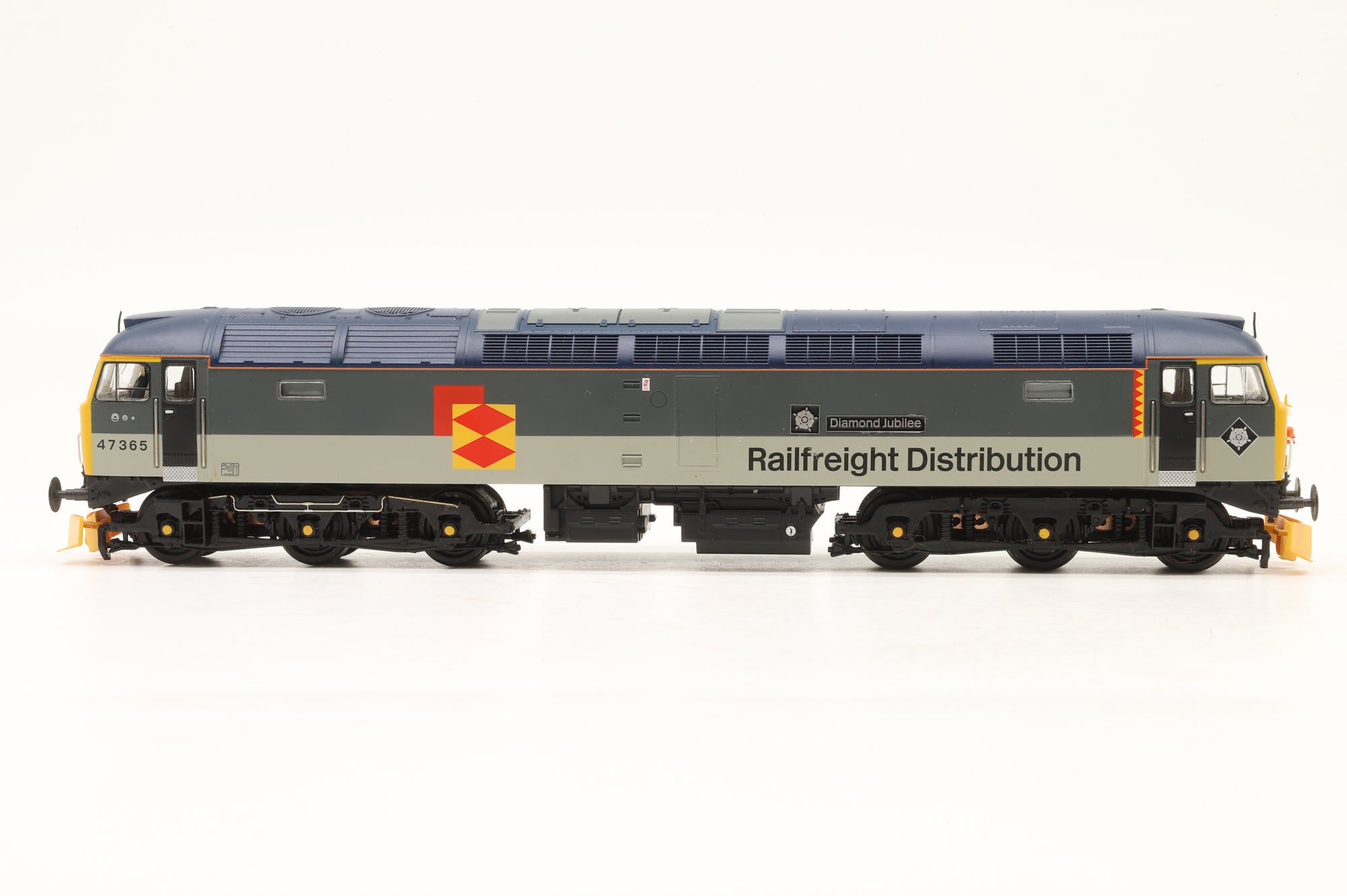 Bachmann OO 32-816 Class 47 47365 'Diamond Jubilee' Railfreight Distribution