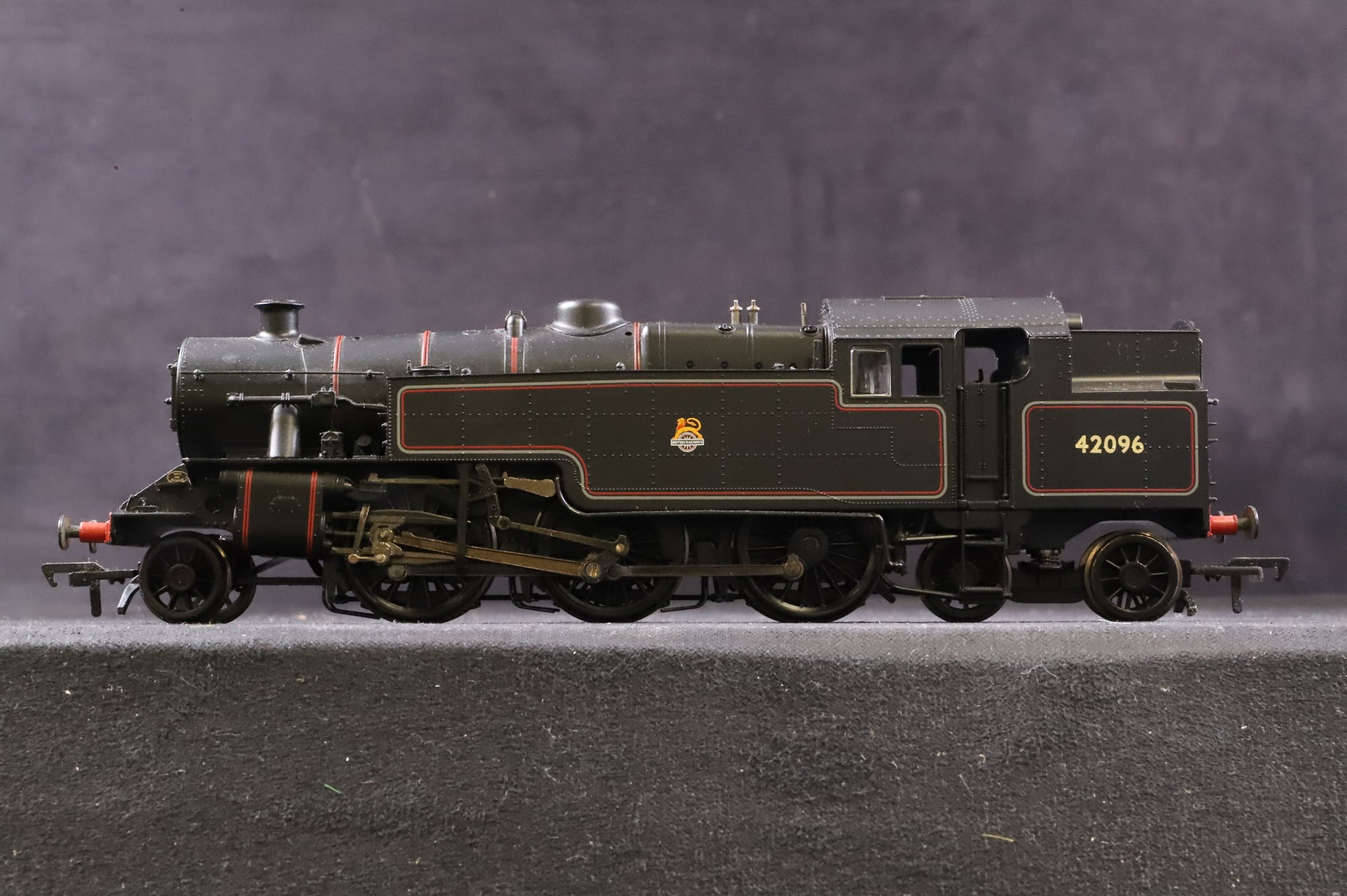 Bachmann OO 32-876 Fairburn Tank 42096 in Lined BR Black w/ Early Crests