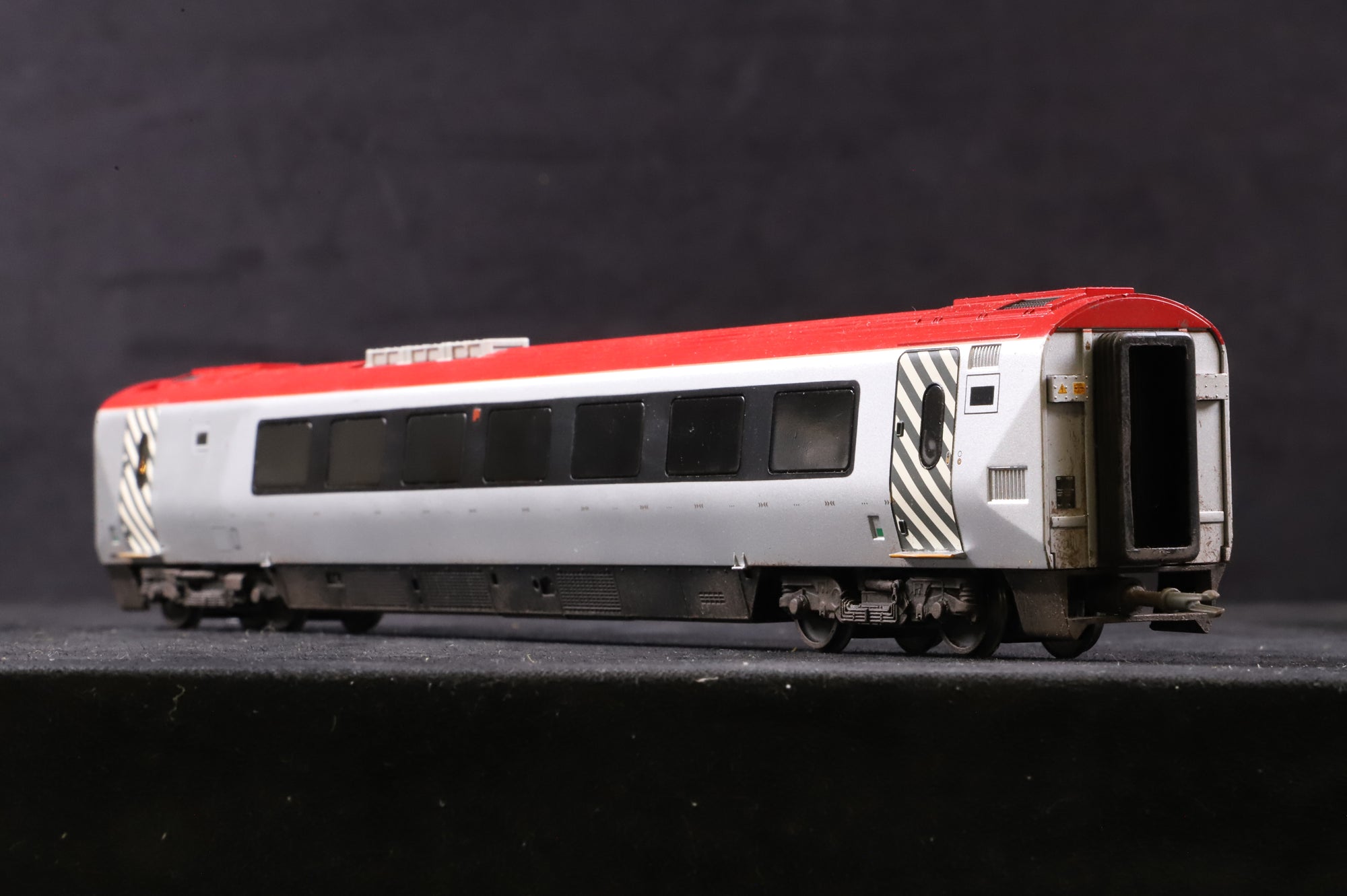 Bachmann OO Class Voyager 220 Class Virgin 5 Car Set Weathered