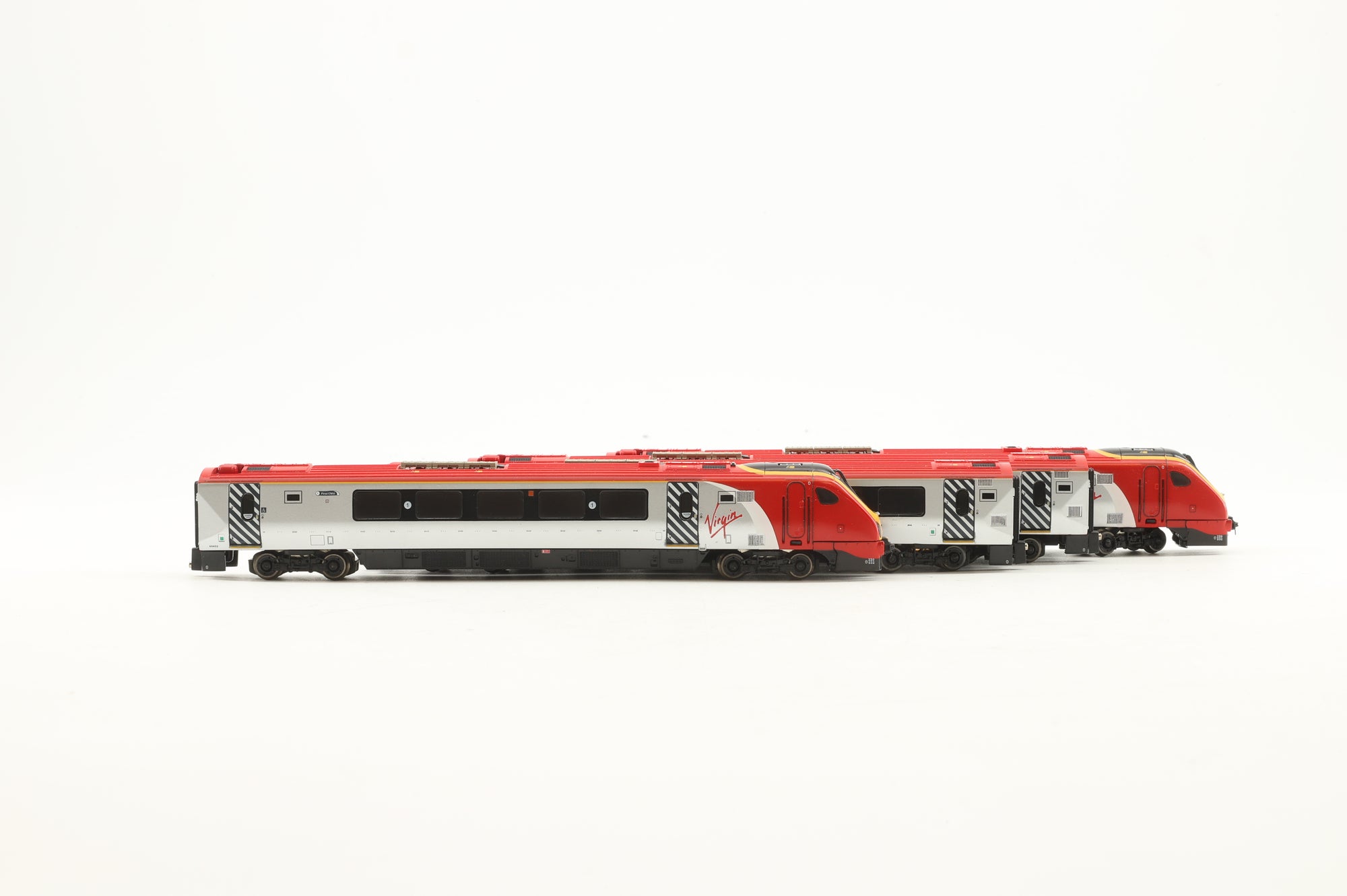 Dapol N ND-063D Class 220 4 Car Grampian Voyager DMU '220 032' 'Grampian Voyager', Virgin Trains livery