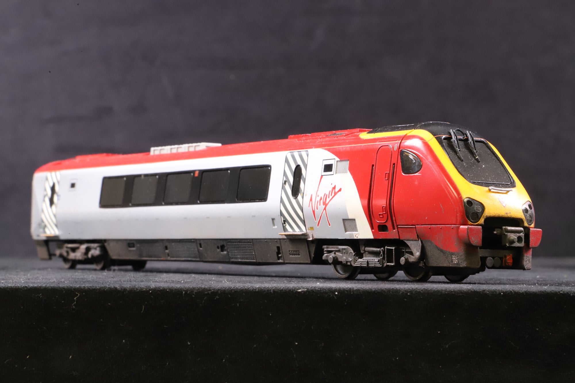 Bachmann OO Class Voyager 220 Class Virgin 5 Car Set Weathered