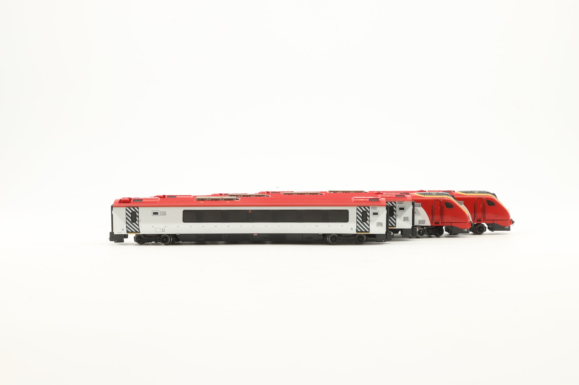 Dapol N ND-063D Class 220 4 Car Grampian Voyager DMU '220 032' 'Grampian Voyager', Virgin Trains livery